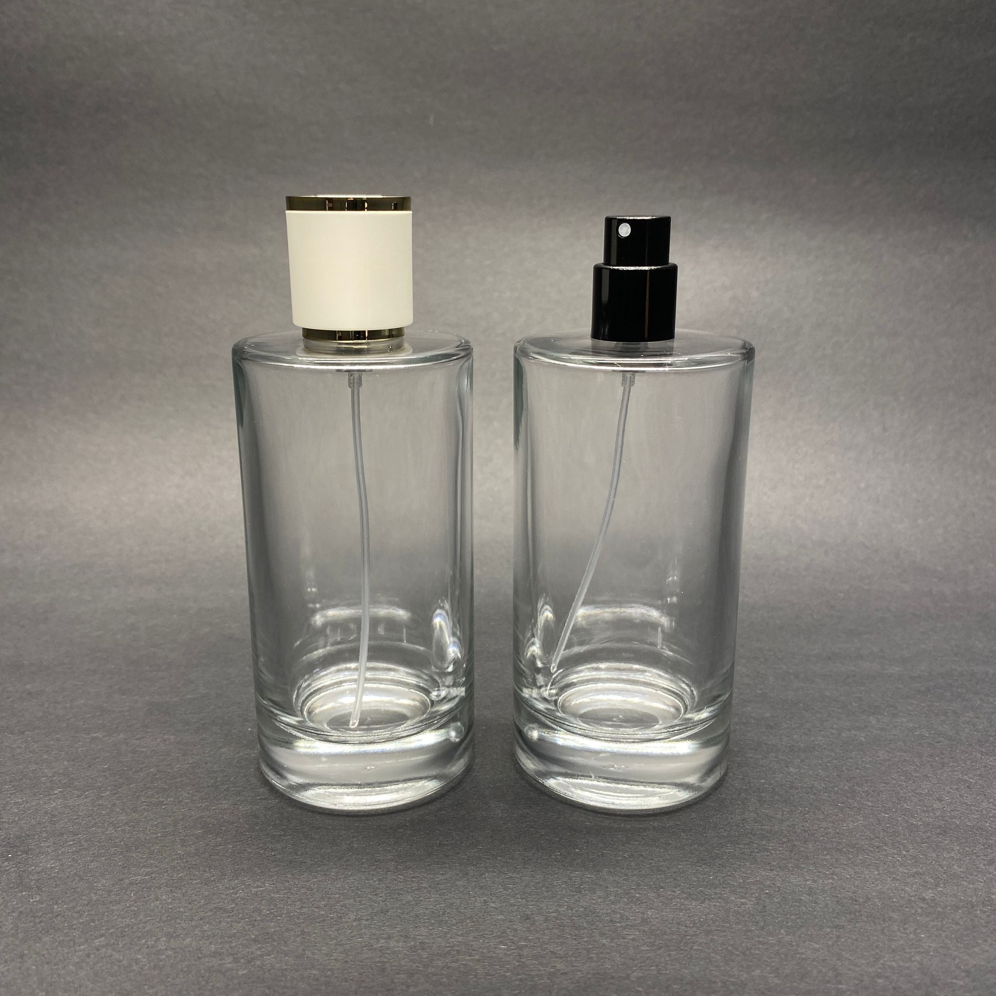 100 ML ЦИЛИНДРИЧЕН МОДЕЛ БУТИЛКА ЗА ПАРФЮМ SAVAGE - ЧЕРЕН МЕТАЛЕН СПРЕЙ + ЗЛАТНО БЯЛА КАПАЧКА (15 ММ УСТИЕ, ЛЕСНО ЗАТВАРЯНЕ С Щракване)
