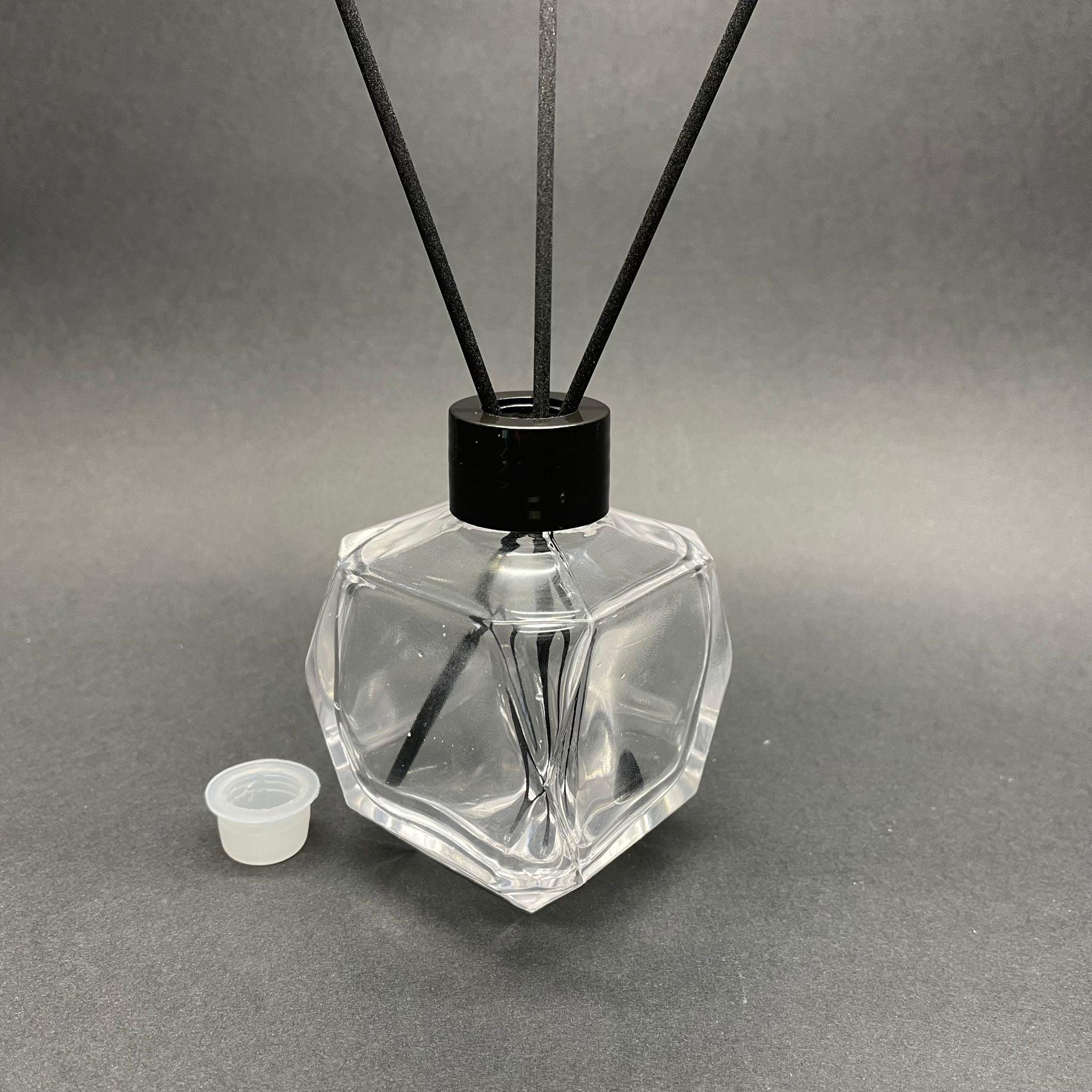 100 CC DIAMOND МОДЕЛ СТЪКЛЕНА БАМБУКОВА АРОМАТНА БУТИЛКА - 100 ML ЗАКРЪГЛЕНА БАМБУКОВА АРОМАТНА БУТИЛКА - ДИФУЗОРНА БУТИЛКА - СТЪКЛЕНА БУТИЛКА + ЧЕРНА КАПКА + ЗАПАПКА + 3 ЧЕРНИ БАМБУКОВИ ПЛЕЧКИ
