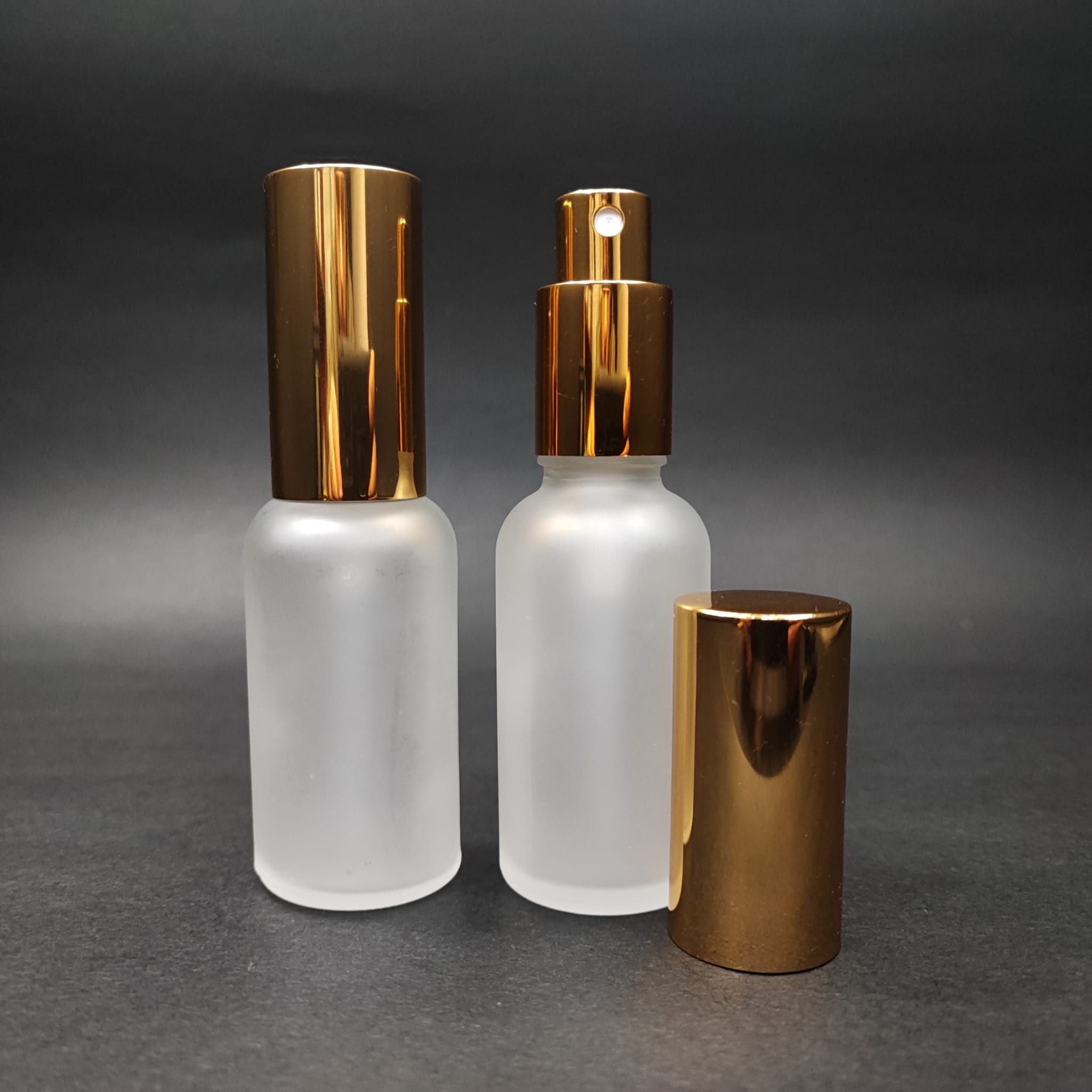 30 ML ЛУКСОЗНИ БУТИЛКИ ЗА ПАРФЮМ С ВИНТОВ КЛАП - 30 CC БУТИЛКА ОТ МАТИРАНО СТЪКЛО - КОМПЛЕКТ СЪС ЗЛАТНА МЕТАЛНА КАПАЧКА ЗА СПРЕЙ.