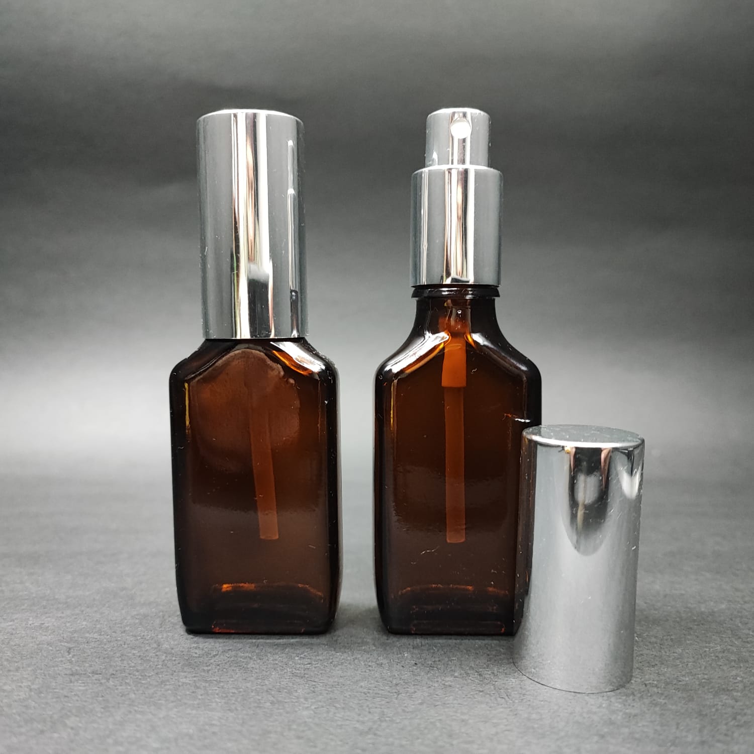 30 ML ЛУКСОЗНИ БУТИЛКИ ЗА ПАРФЮМ С ВИНТОВА ВЕНТИЛА - 30 CC КЕХЛИБАРИРАНА ПЛОСКА СТЪКЛЕНА БУТИЛКА - КОМПЛЕКТ СЪС СРЕБРИСТА МЕТАЛНА КАПАЧКА ЗА ПРЕЙ.