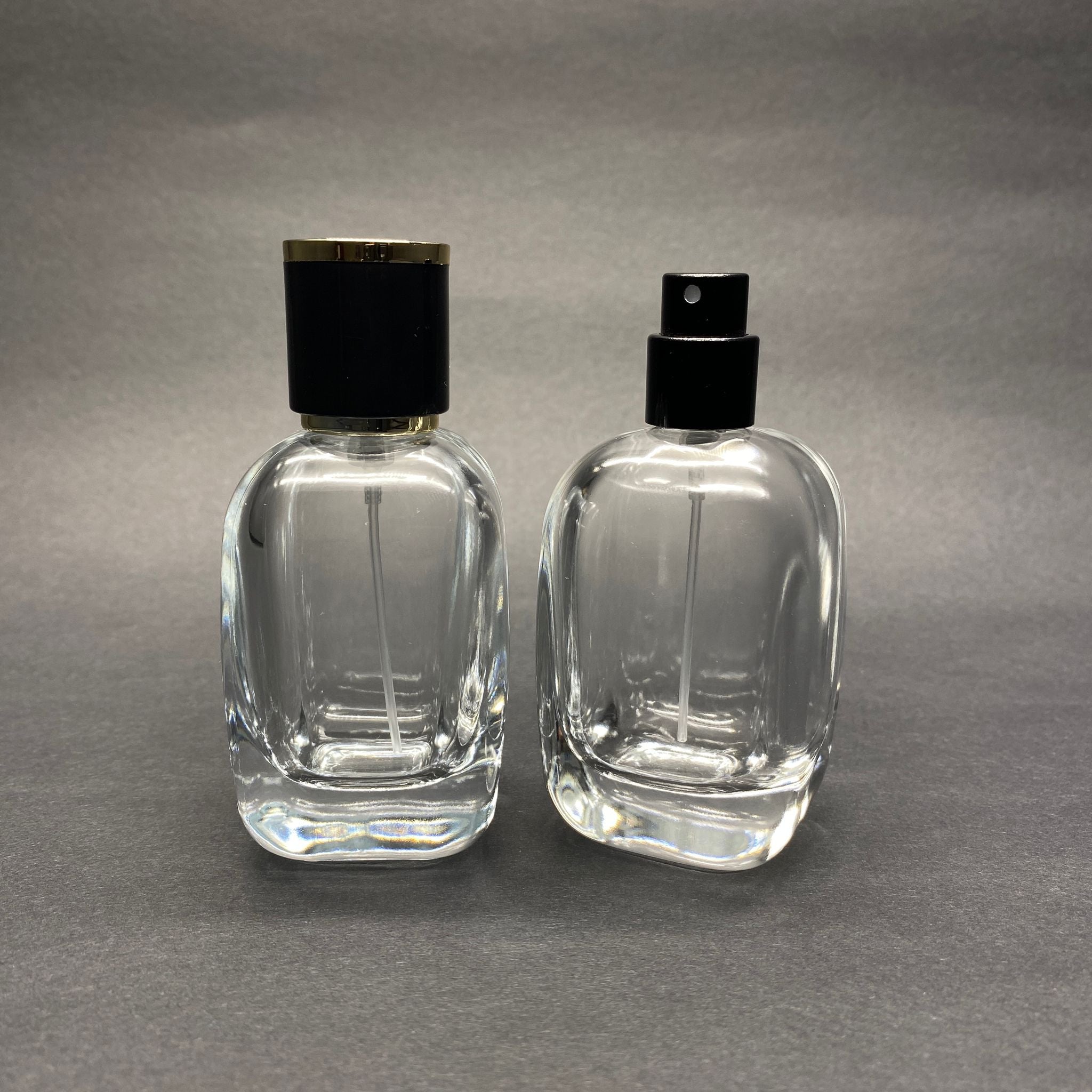 50 ML ОВАЛЕН КВАДРАТЕН МОДЕЛ СЪРЦЕВО ФЛАКОНО ЗА ПАРФЮМ - ЧЕРЕН МЕТАЛЕН СПРЕЙ + ЗЛАТНО ЧЕРНА КАПАЧКА (15 ММ УСТИЯ, ЛЕСНО ЗАТВАРЯНЕ С Щракване)