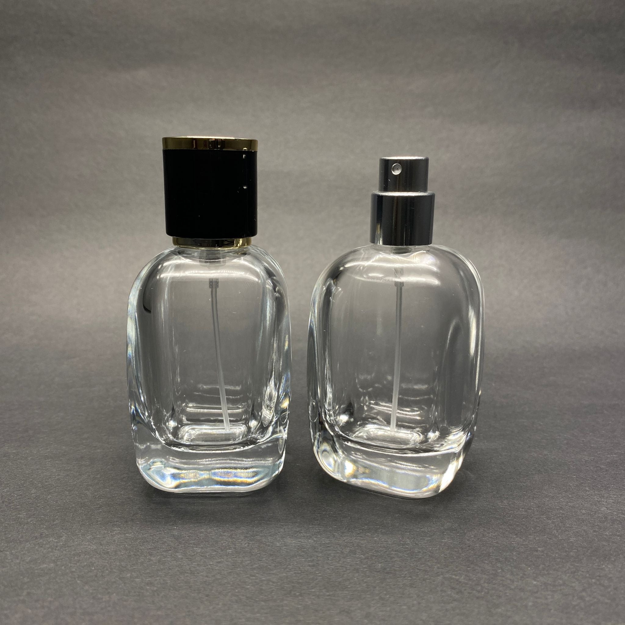 50 ML ОВАЛЕН КВАДРАТЕН МОДЕЛ СЪРЦЕВО ФЛАКОНО ЗА ПАРФЮМ - СРЕБРИСТ МЕТАЛЕН СПРЕЙ + ЗЛАТНО ЧЕРНА КАПАЧКА (15 ММ УСТИЕ, ЛЕСНО ЗАТВАРЯНЕ С Щракване)
