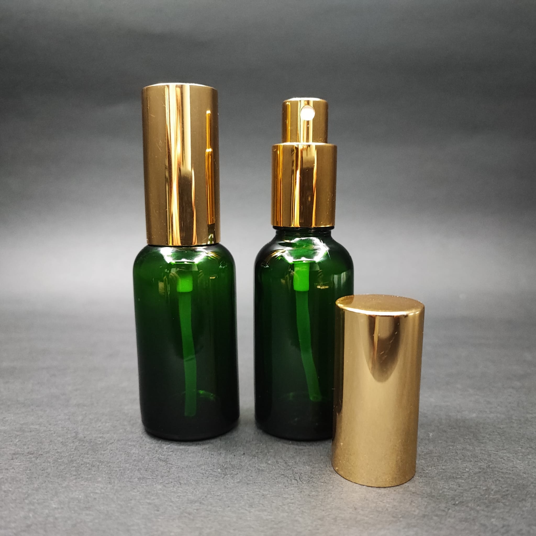 30 ML ЛУКСОЗНИ БУТИЛКИ ЗА ПАРФЮМ С ВИНТОВА ВЕНТИЛА - 30 CC ЗЕЛЕНА СТЪКЛЕНА БУТИЛКА - КОМПЛЕКТ СЪС ЗЛАТНА МЕТАЛНА КАПАЧКА ЗА СПРЕЙ.