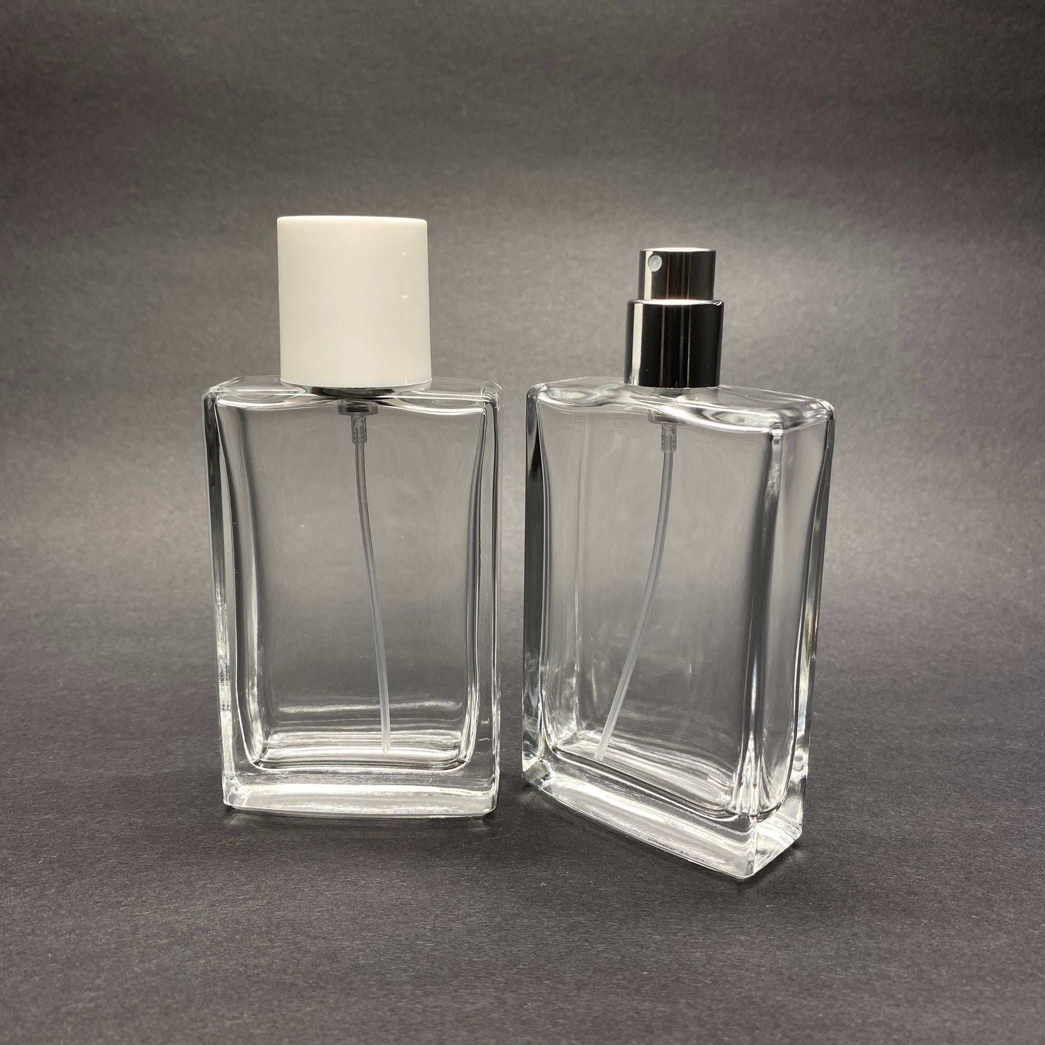 50 ML ПРАВОЪГЪЛНА БУТИЛКА ЗА ПАРФЮМ SOSSA - СРЕБРИСТ МЕТАЛЕН СПРЕЙ + БЯЛА КАПАЧКА (15 MM УСТИЕ, ЛЕСНО ЗАТВАРЯНЕ С Щракване)