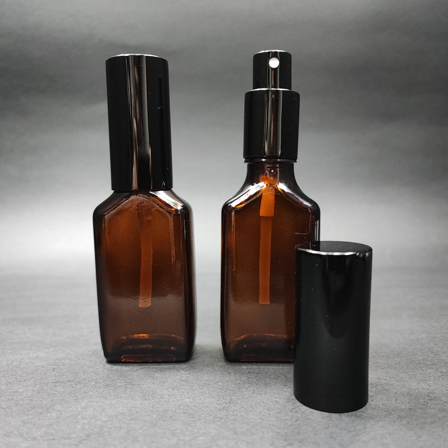 30 ML ЛУКСОЗНИ БУТИЛКИ ЗА ПАРФЮМ С ВИНТОВА ВЕНТИЛА - 30 CC КЕХЛИБАРИРАНА ПЛОСКА СТЪКЛЕНА БУТИЛКА - КОМПЛЕКТ С ЧЕРНА МЕТАЛНА КАПАЧКА ЗА ПРЕЙ.