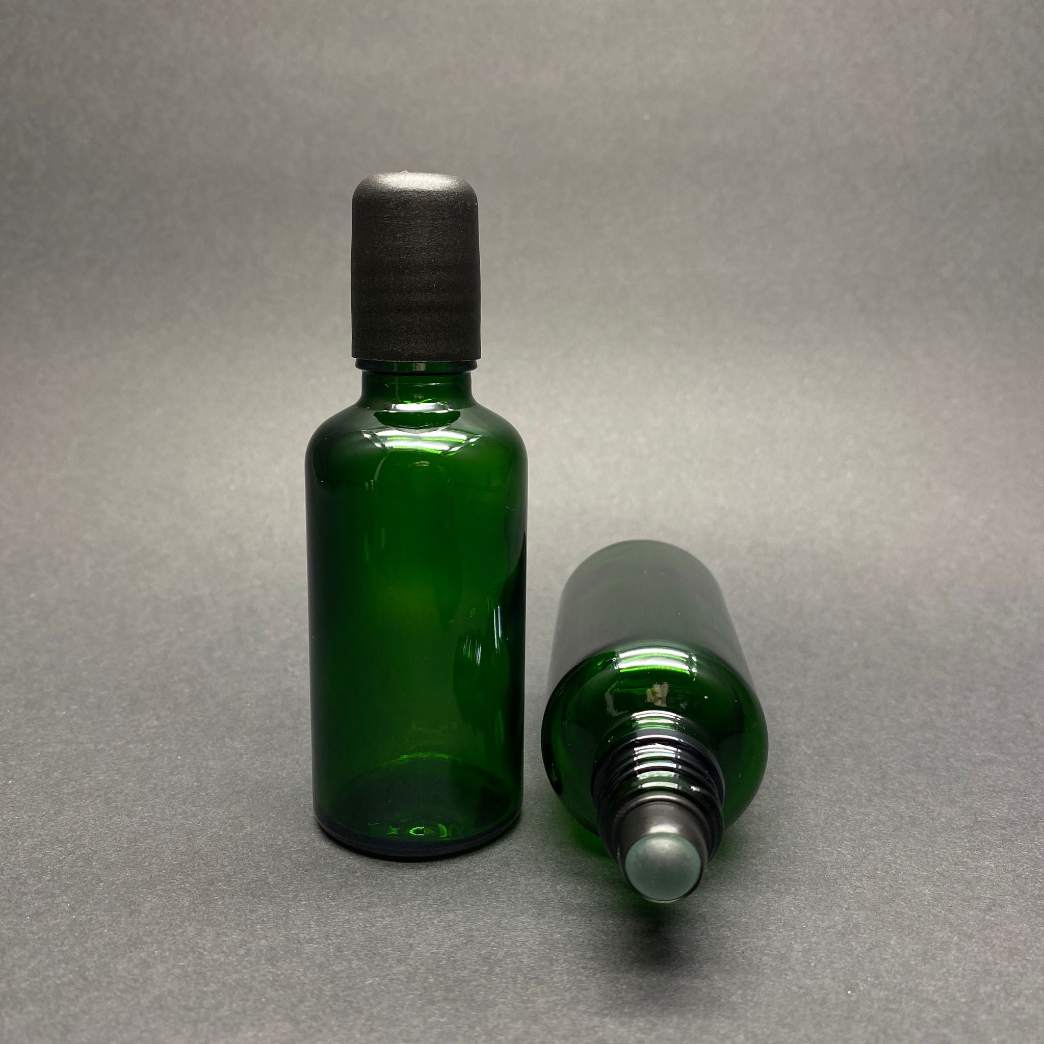 50 CC ЗЕЛЕНА СТЪКЛЕНА РОЛ-ОН БУТИЛКА - С ЧЕРНА КАПАЧКА - 50 ML СТЪКЛЕНА БУТИЛКА С ТОПЧЕ - СТЪКЛЕНА РОЛ-ОН БУТИЛКА - СТЪКЛЕНА БУТИЛКА С ЕСЕНЦИЯ