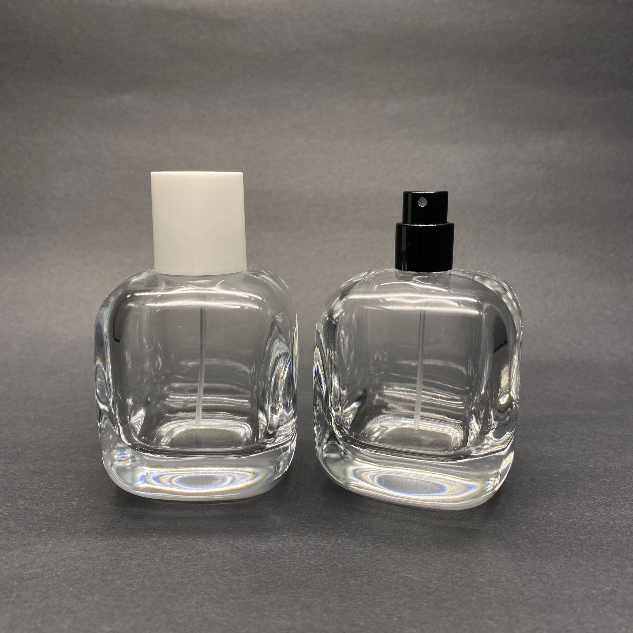 100 ML ОВАЛЕН КВАДРАТЕН МОДЕЛ СЪРЦЕВО ФЛАКОНО ЗА ПАРФЮМ - ЧЕРЕН МЕТАЛЕН СПРЕЙ + БЯЛА КАПАЧКА (15 ММ УСТИЕ, ЛЕСНО ЗАТВАРЯНЕ С Щракване)