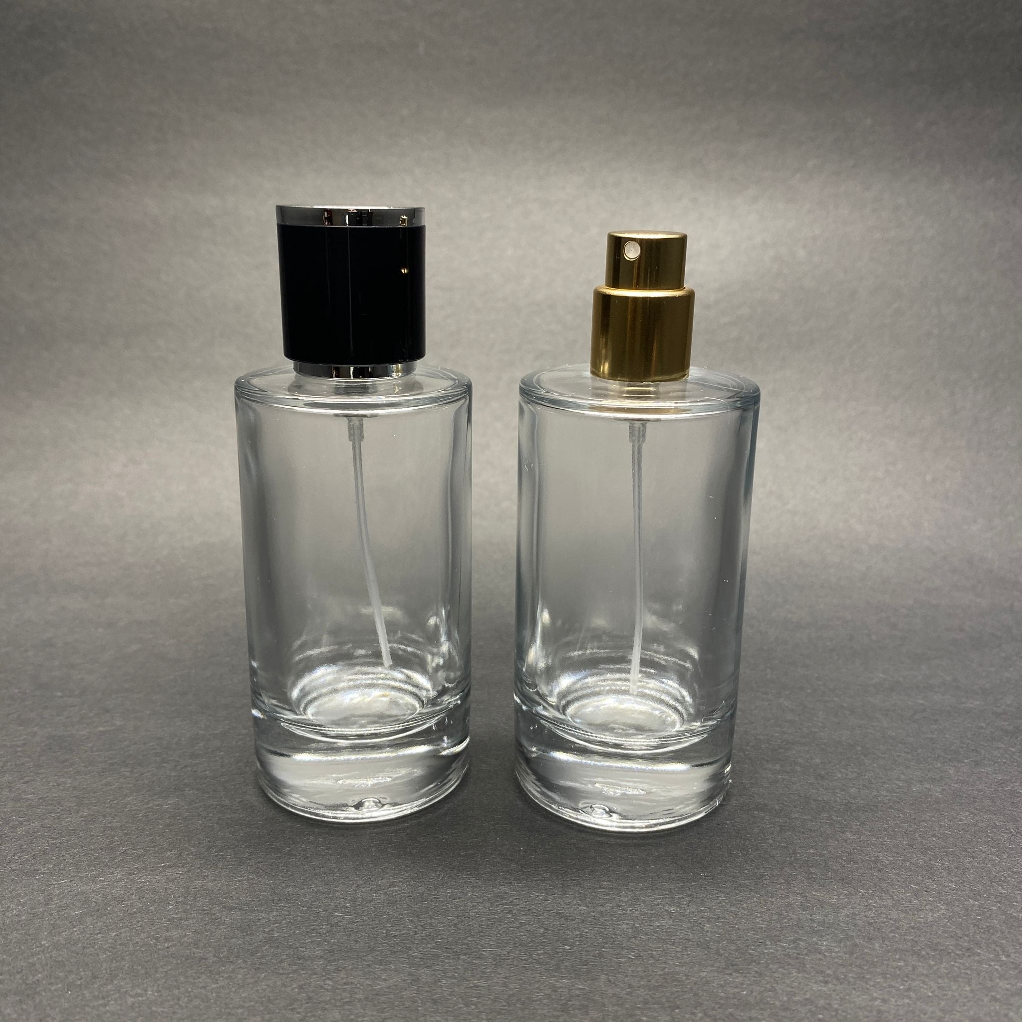 50 ML ЦИЛИНДРИЧЕН МОДЕЛ ЗА ПАРФЮМ MARS - ЗЛАТЕН МЕТАЛЕН СПРЕЙ + СРЕБРИСТНО ЧЕРНА КАПАЧКА (15 MM УСТИЕ, ЛЕСНО ЗАТВАРЯНЕ С Щракване)