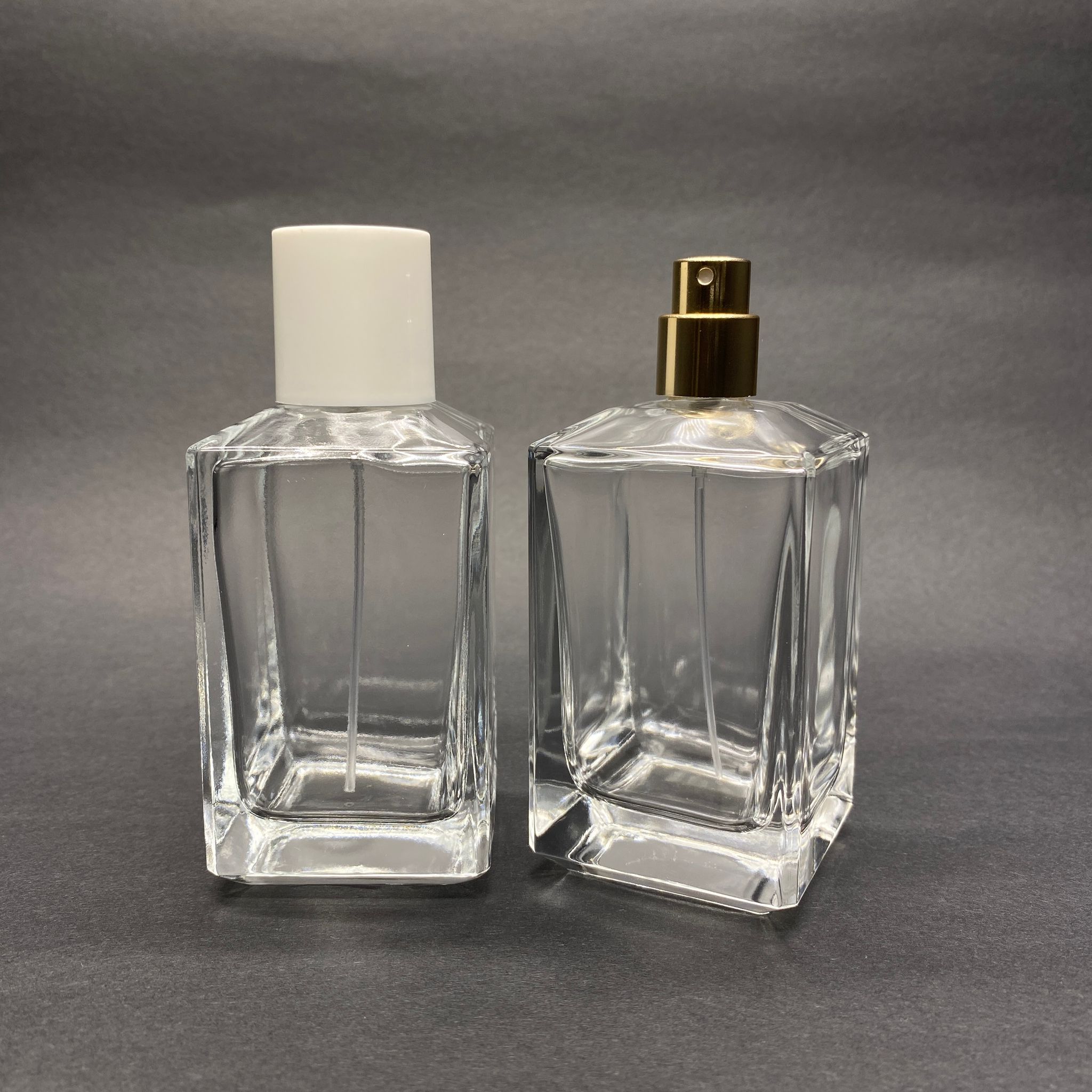100 ML КОНИЧНА ПРИЗМА ФЛАКОН ЗА ПАРФЮМ - ЗЛАТЕН МЕТАЛЕН СПРЕЙ + БЯЛА КАПАЧКА (15 ММ УСТИЕ, ЛЕСНО ЗАТВАРЯНЕ)