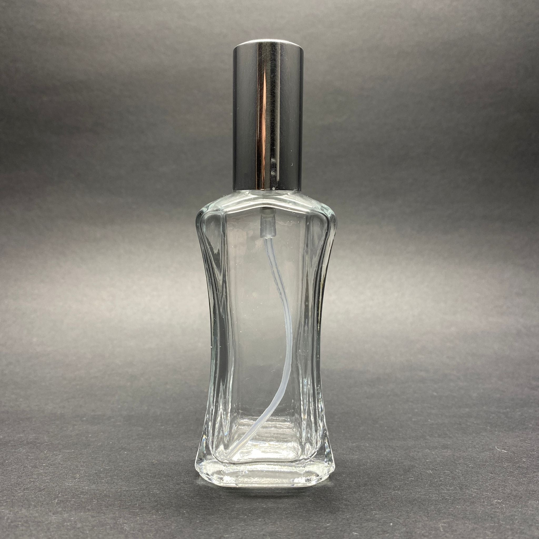 50 CC МИЛАНО МОДЕЛ СТЪКЛЕНА БУТИЛКА - СРЕБРИСТА МЕТАЛНА КАПКА - С БЯЛ СПРЕЙ - 50 ML ЛУКСОЗЕН ФЛАКОН ЗА ПАРФЮМ (+/- 5 ML ТОЛЕРАНС МОЖЕ ДА СЕ ДЪЛЖИ ОТ ДЕБЕЛИНАТА НА СТЪКЛОТО)