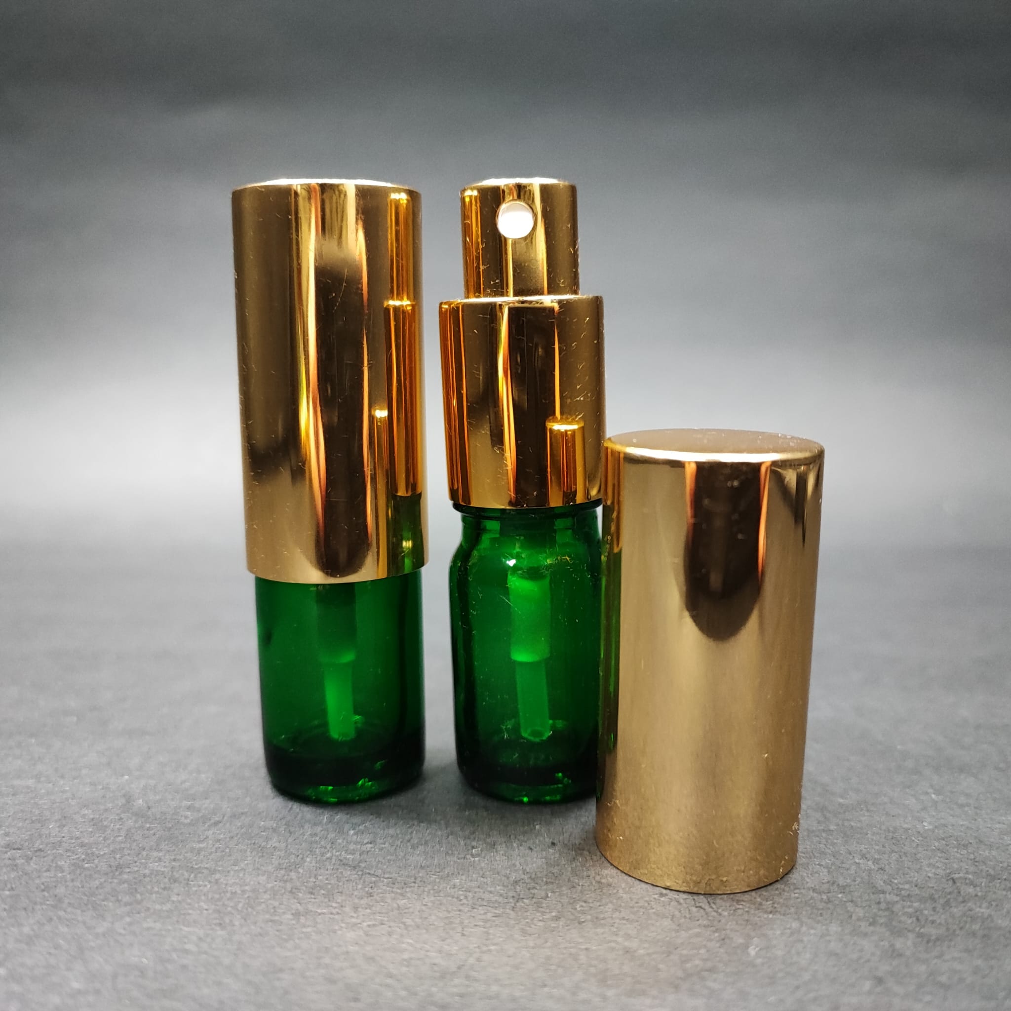 5 ML ЛУКСОЗНИ БУТИЛКИ ЗА ПАРФЮМ С ВИНТОВА ВЕНТИЛА - 5 CC ЗЕЛЕНА СТЪКЛЕНА БУТИЛКА - КОМПЛЕКТ СЪС ЗЛАТНА МЕТАЛНА КАПАЧКА ЗА СПРЕЙ.