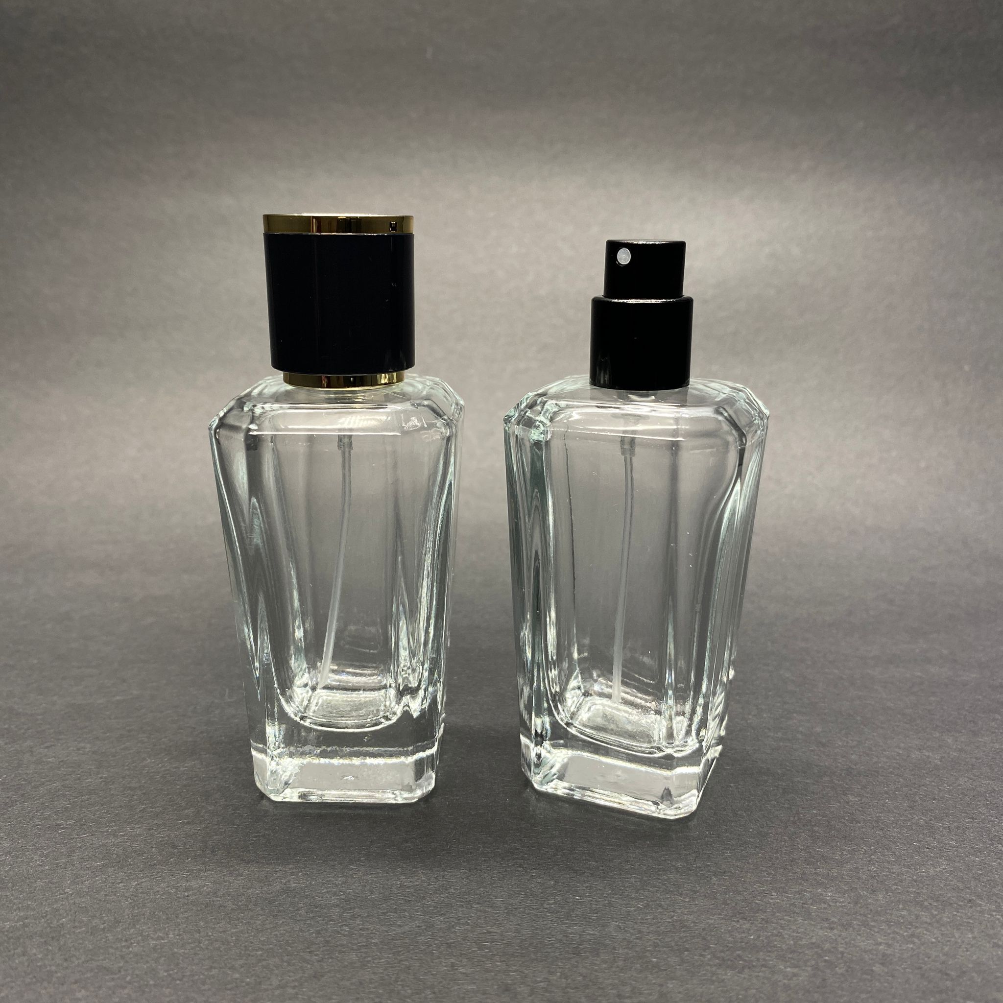 50 ML КВАДРАТЕН МОДЕЛ ЗА ПАРФЮМ MIRA - ЧЕРЕН МЕТАЛЕН СПРЕЙ + ЗЛАТНО ЧЕРНА КАПАЧКА (15 ММ УСТИЯ, ЛЕСНО ЗАТВАРЯНЕ С Щракване)