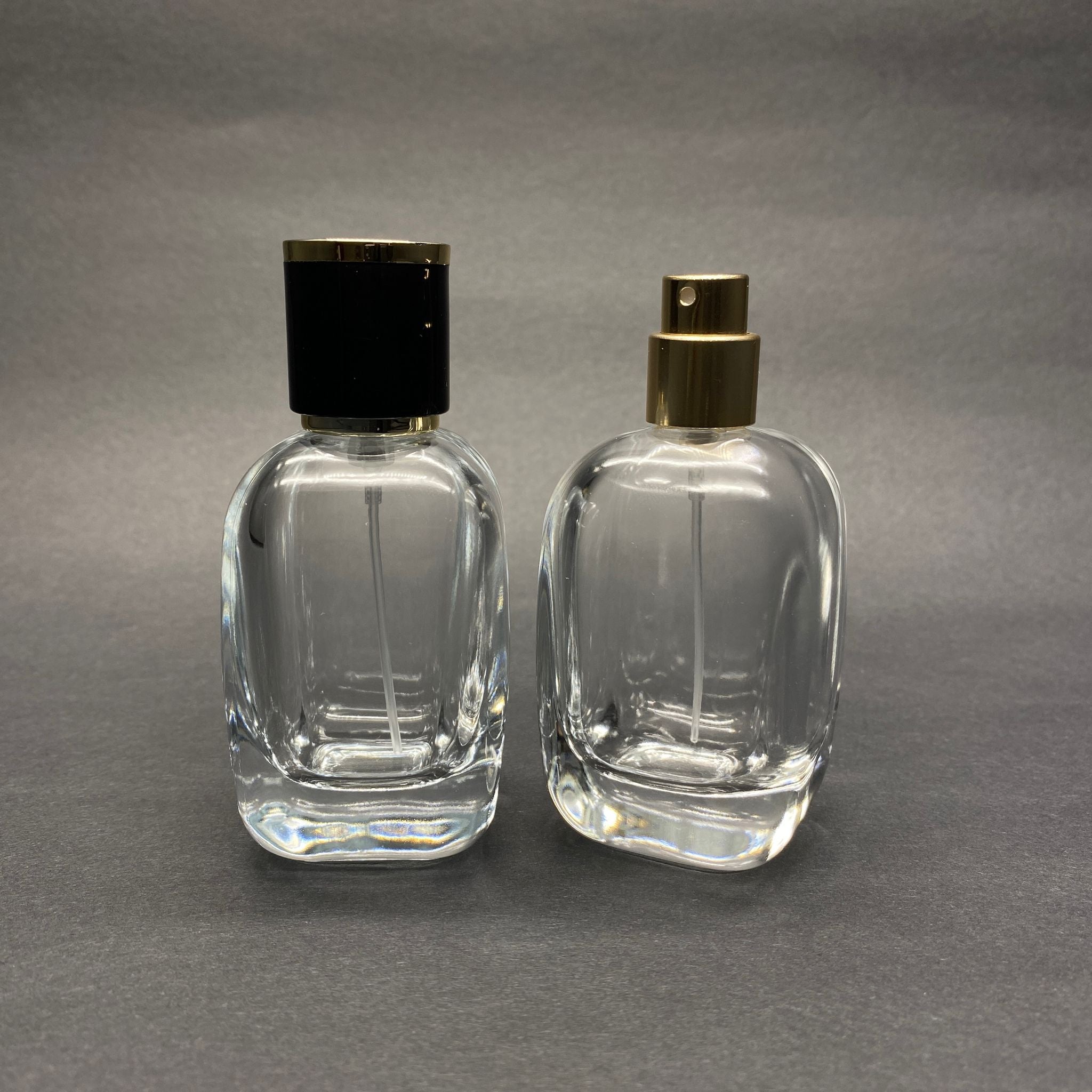 50 ML ОВАЛЕН КВАДРАТЕН МОДЕЛ СЪРЦЕВО ФЛАКОНО ЗА ПАРФЮМ - ЗЛАТЕН МЕТАЛЕН СПРЕЙ + ЗЛАТНО ЧЕРНА КАПАЧКА (15 ММ УСТИЕ, ЛЕСНО ЗАТВАРЯНЕ С Щракване)