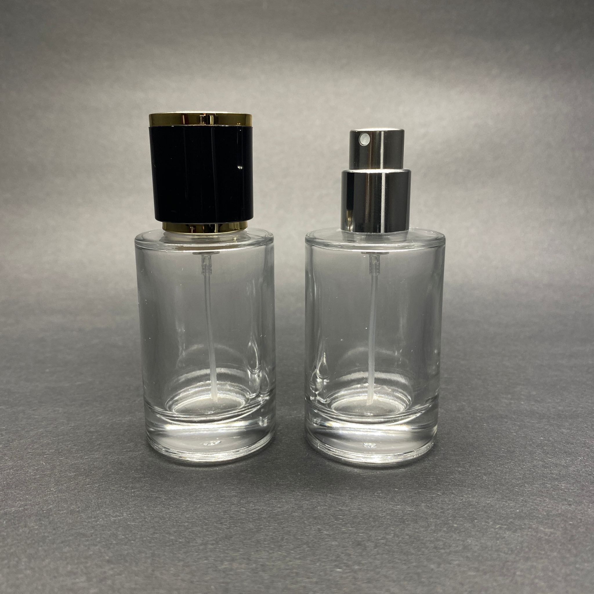 30 ML ЦИЛИНДРИЧЕН МОДЕЛ БУТИЛКА ЗА ПАРФЮМ SAVAGE - СРЕБРИСТ МЕТАЛЕН СПРЕЙ + ЗЛАТНО ЧЕРНА КАПАЧКА (15 ММ УСТИЕ, ЛЕСНО ЗАТВАРЯНЕ С Щракване)