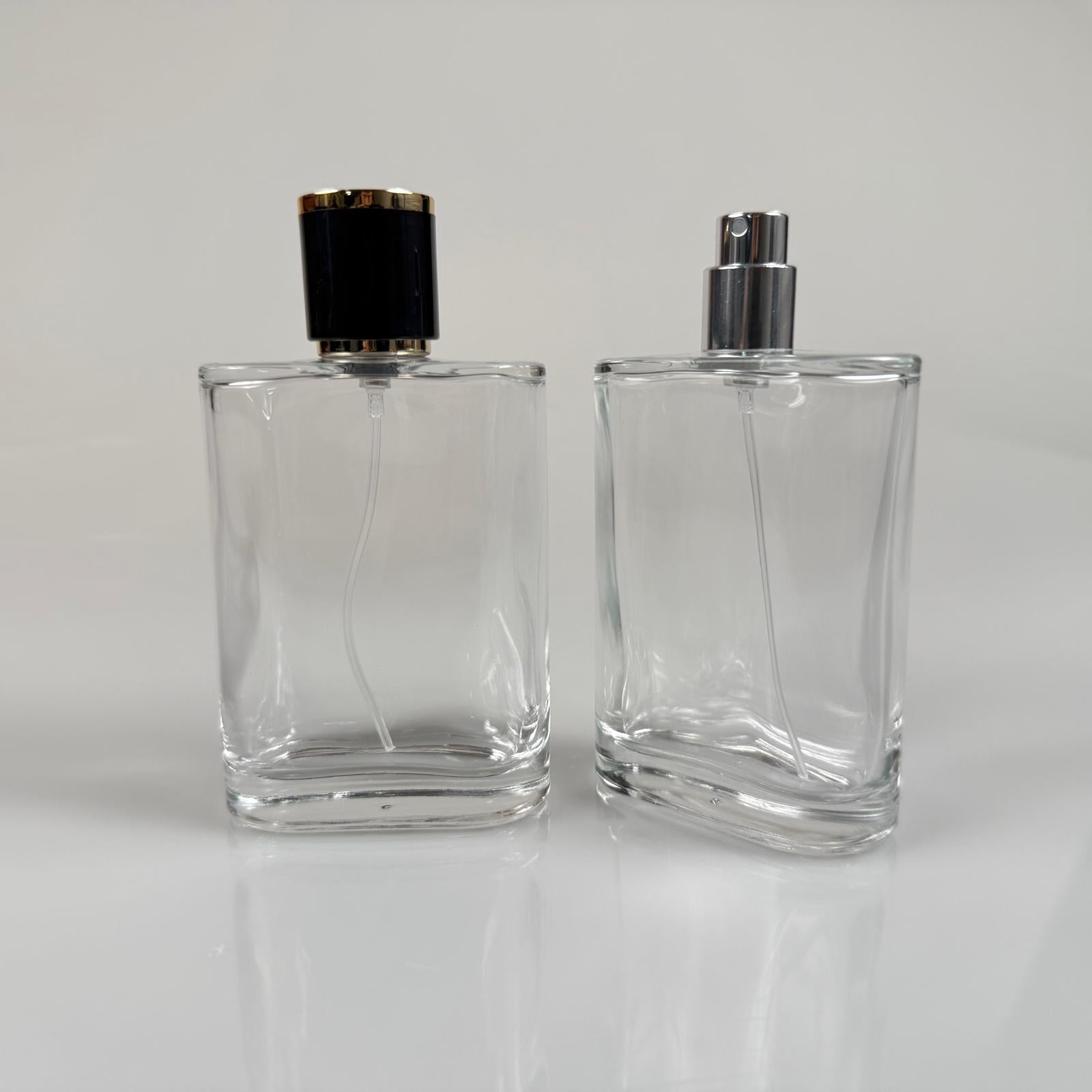 100 ML ПЛОСЪК МОДЕЛ CEO ПАРФЮМНА БУТИЛКА - СРЕБРИСТ МЕТАЛЕН СПРЕЙ + ЗЛАТНО ЧЕРНА КАПАЧКА (15 ММ УСТИЕ, ЛЕСНО ЗАТВАРЯНЕ С Щракване)