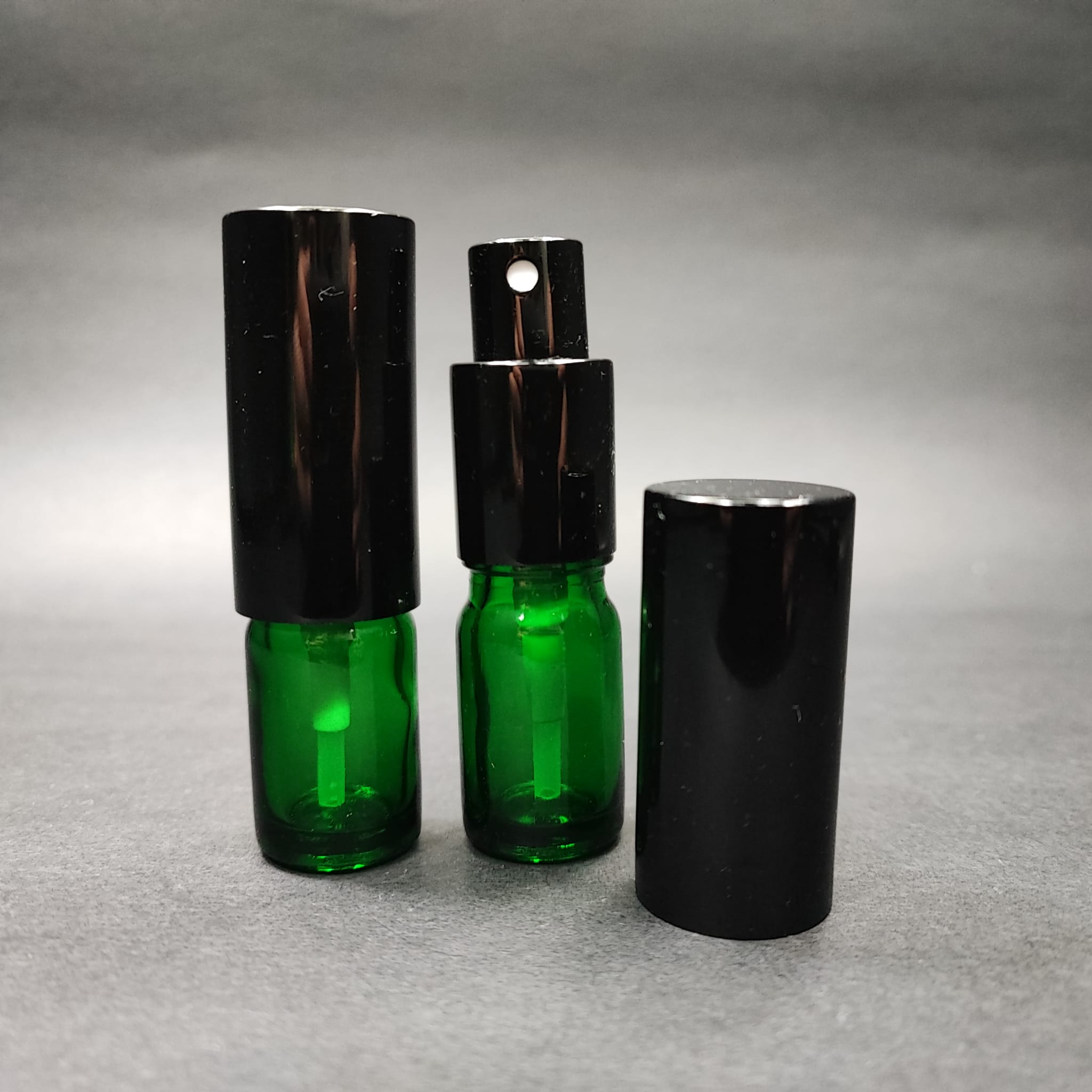 5 ML ЛУКСОЗНИ БУТИЛКИ ЗА ПАРФЮМ С ВИНТОВА ВЕНТИЛА - 5 CC ЗЕЛЕНА СТЪКЛЕНА БУТИЛКА - КОМПЛЕКТ С ЧЕРНА МЕТАЛНА КАПАЧКА ЗА ПРЕЙ.
