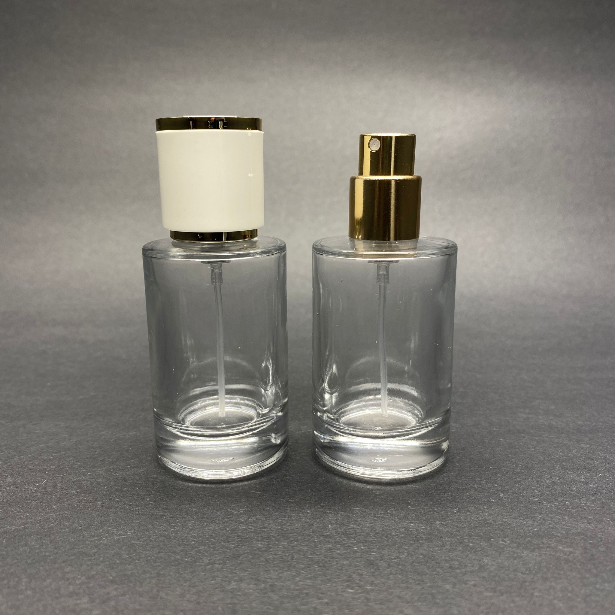 30 ML ЦИЛИНДРИЧЕН МОДЕЛ БУТИЛКА ЗА ПАРФЮМ SAVAGE - ЗЛАТЕН МЕТАЛЕН СПРЕЙ + ЗЛАТНО БЯЛА КАПАЧКА (15 ММ УСТИЕ, ЛЕСНО ЗАТВАРЯНЕ С Щракване)