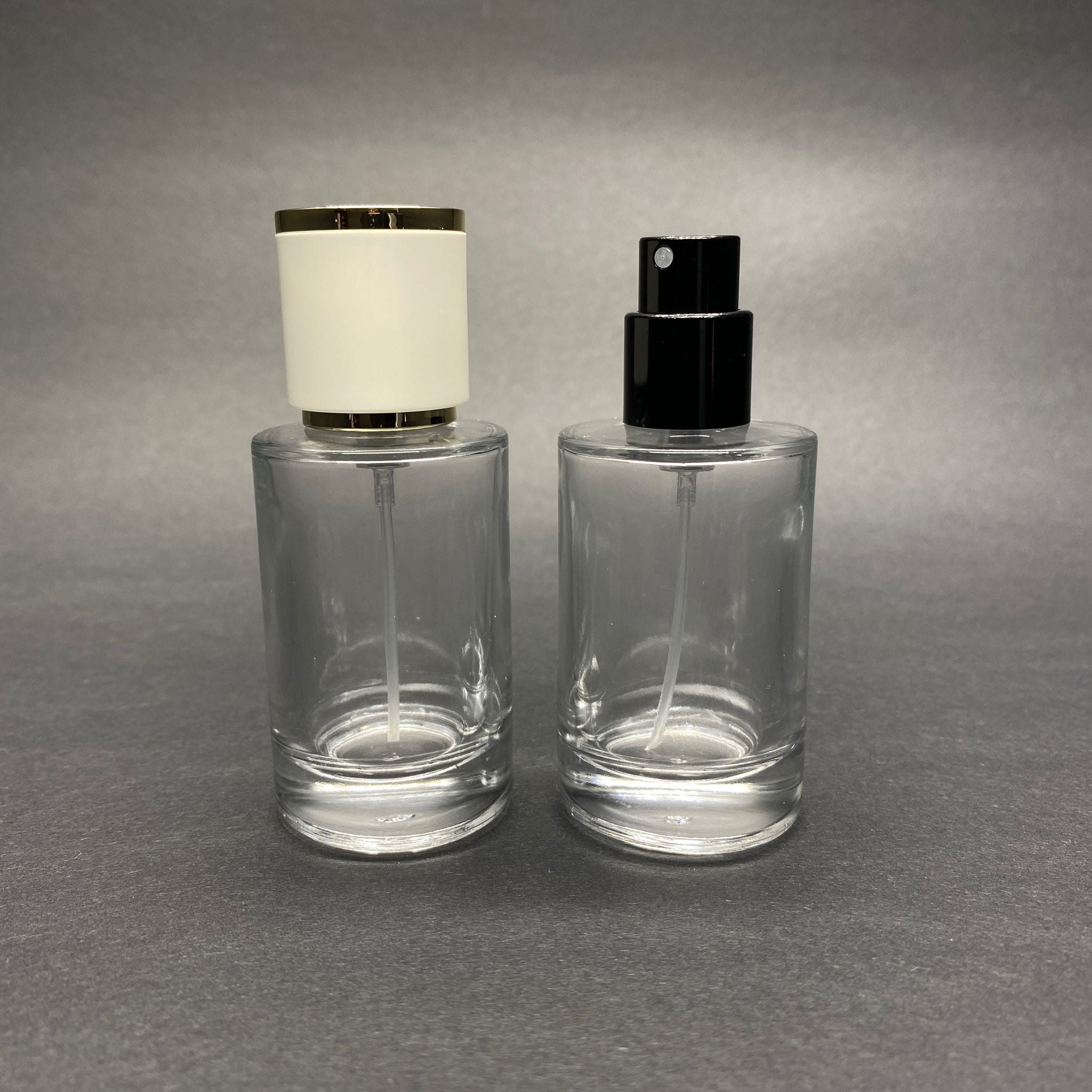 30 ML ЦИЛИНДРИЧЕН МОДЕЛ БУТИЛКА ЗА ПАРФЮМ SAVAGE - ЧЕРЕН МЕТАЛЕН СПРЕЙ + ЗЛАТНО БЯЛА КАПАЧКА (15 ММ УСТИЕ, ЛЕСНО ЗАТВАРЯНЕ С Щракване)