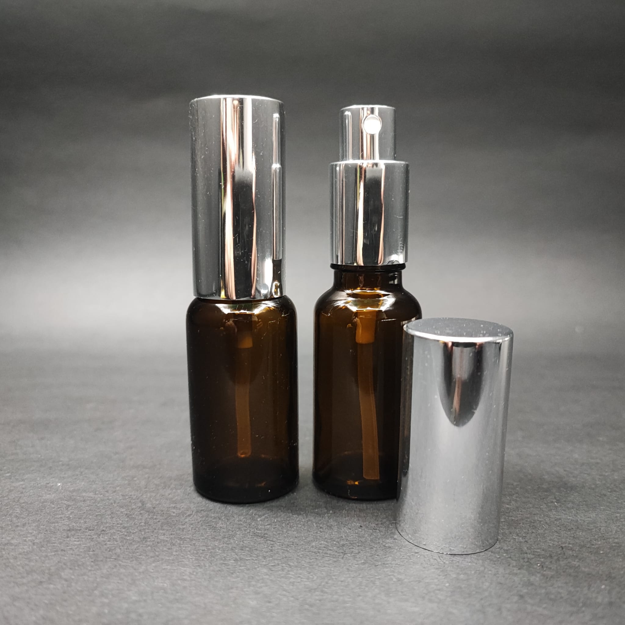 20 ML ЛУКСОЗНИ БУТИЛКИ ЗА ПАРФЮМ С ВИНТОВА ВЕНТИЛА - 20 CC КЕХЛИБАРИСТОВА СТЪКЛЕНА БУТИЛКА - КОМПЛЕКТ СЪС СРЕБРИСТА МЕТАЛНА КАПАЧКА ЗА ПРЕЙ.