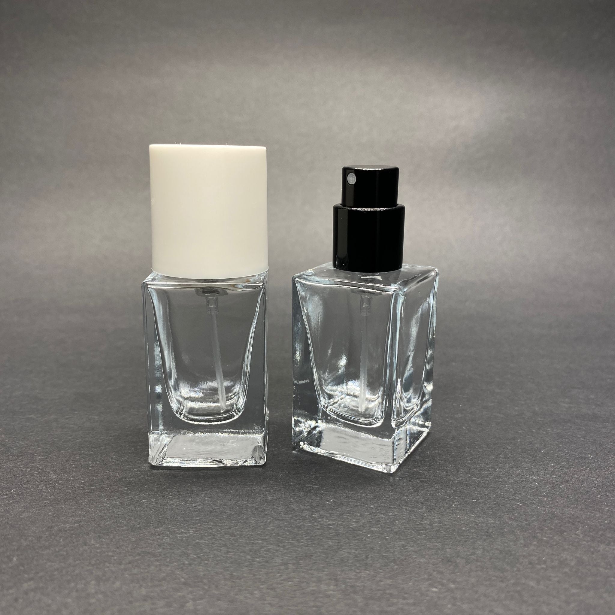 15 ML КВАДРАТЕН МОДЕЛ ЗА ПАРФЮМ BLOOM - ЧЕРЕН МЕТАЛЕН СПРЕЙ + БЯЛА КАПАЧКА (15 MM УСТИЕ, ЛЕСНО ЗАТВАРЯНЕ С Щракване)