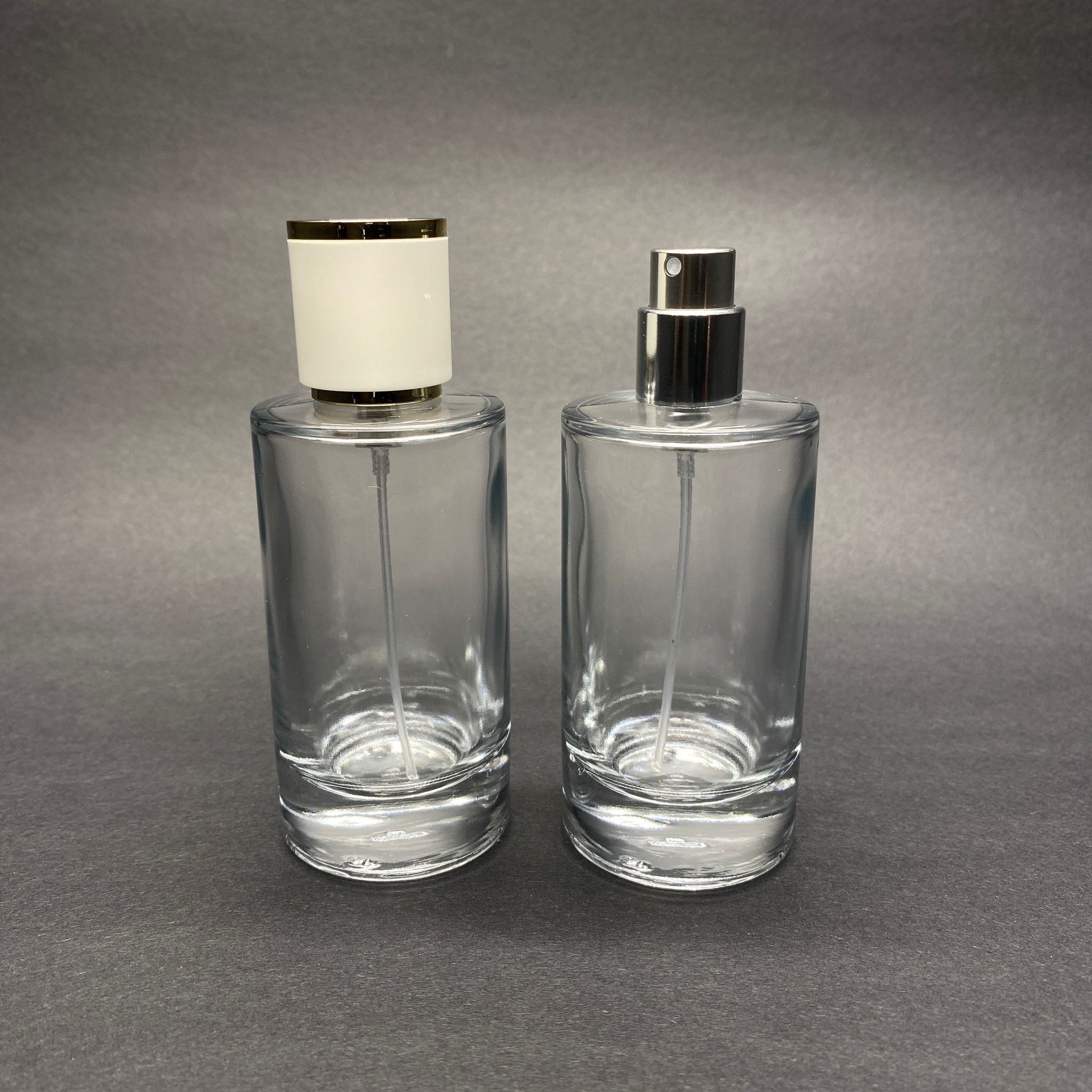 50 ML ЦИЛИНДРИЧЕН МОДЕЛ ЗА ПАРФЮМ MARS - СРЕБРИСТ МЕТАЛЕН СПРЕЙ + ЗЛАТНО БЯЛА КАПАЧКА (15 MM УСТИЕ, ЛЕСНО ЗАТВАРЯНЕ С Щракване)