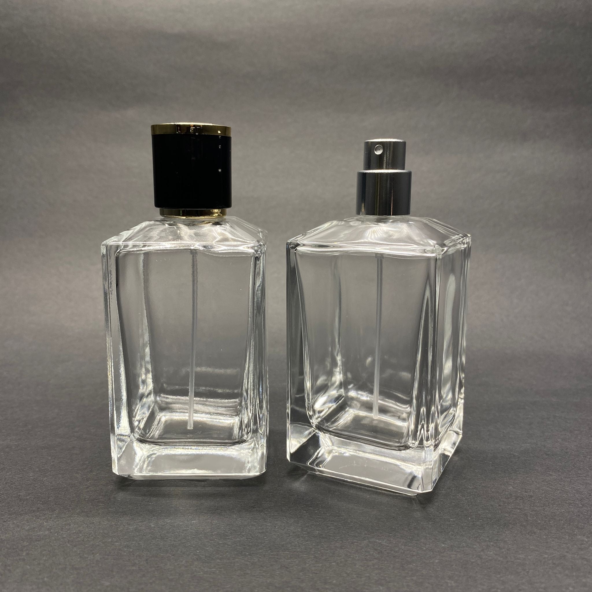 ФЛАКОН ЗА ПАРФЮМ С КОНИЧНА ПРИЗМА 100 ML - СРЕБРИСТ МЕТАЛЕН СПРЕЙ + ЗЛАТНО ЧЕРНА КАПАЧКА (15 ММ УСТИЯ, ЛЕСНО ЗАТВАРЯНЕ)