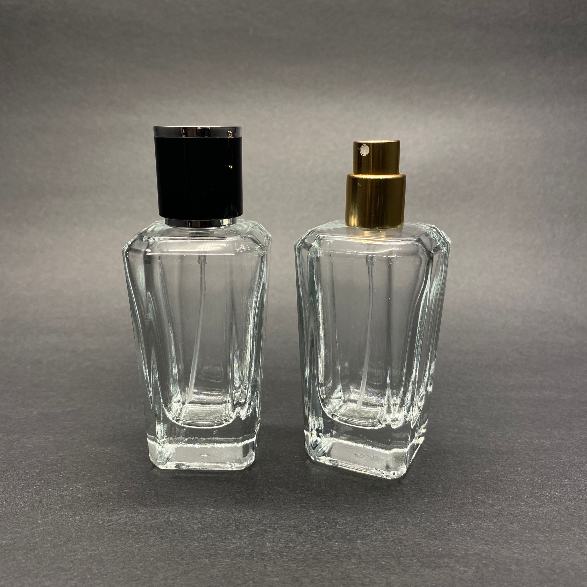 50 ML КВАДРАТЕН МОДЕЛ ЗА ПАРФЮМ MIRA - ЗЛАТЕН МЕТАЛЕН СПРЕЙ + СРЕБРИСТНО ЧЕРНА КАПАЧКА (15 MM УСТИЯ, ЛЕСНО ЗАТВАРЯНЕ С Щракване)