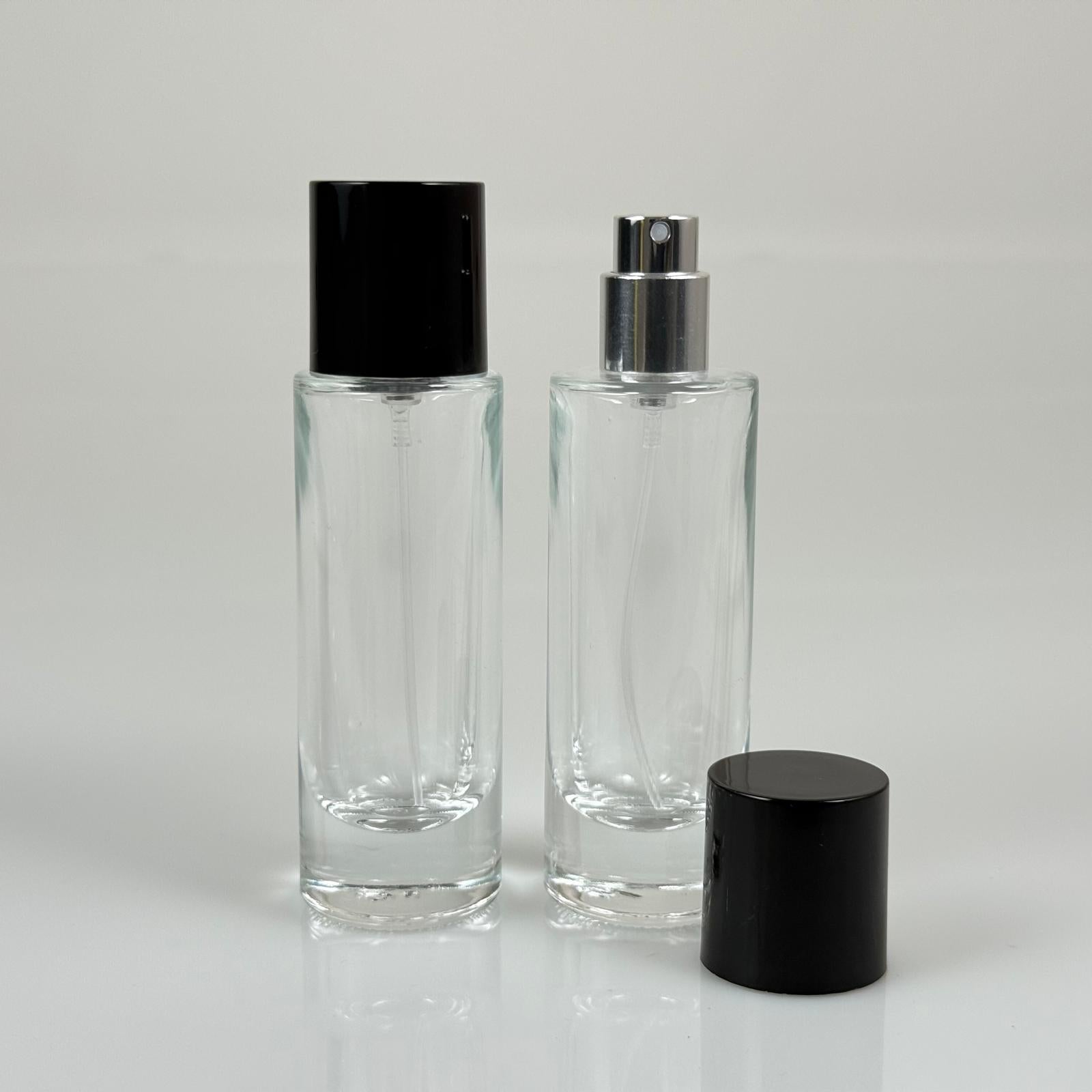 30 ML ЦИЛИНДРИЧЕН ДЪЛЪГ МОДЕЛ БУТИЛКА ЗА ПАРФЮМ - СРЕБРИСТ МЕТАЛЕН СПРЕЙ + ЧЕРНА ПЛАСТМАСОВА КАПАЧКА (15 ММ УСТИЯ, ЛЕСНО ЗАТВАРЯНЕ С Щракване)