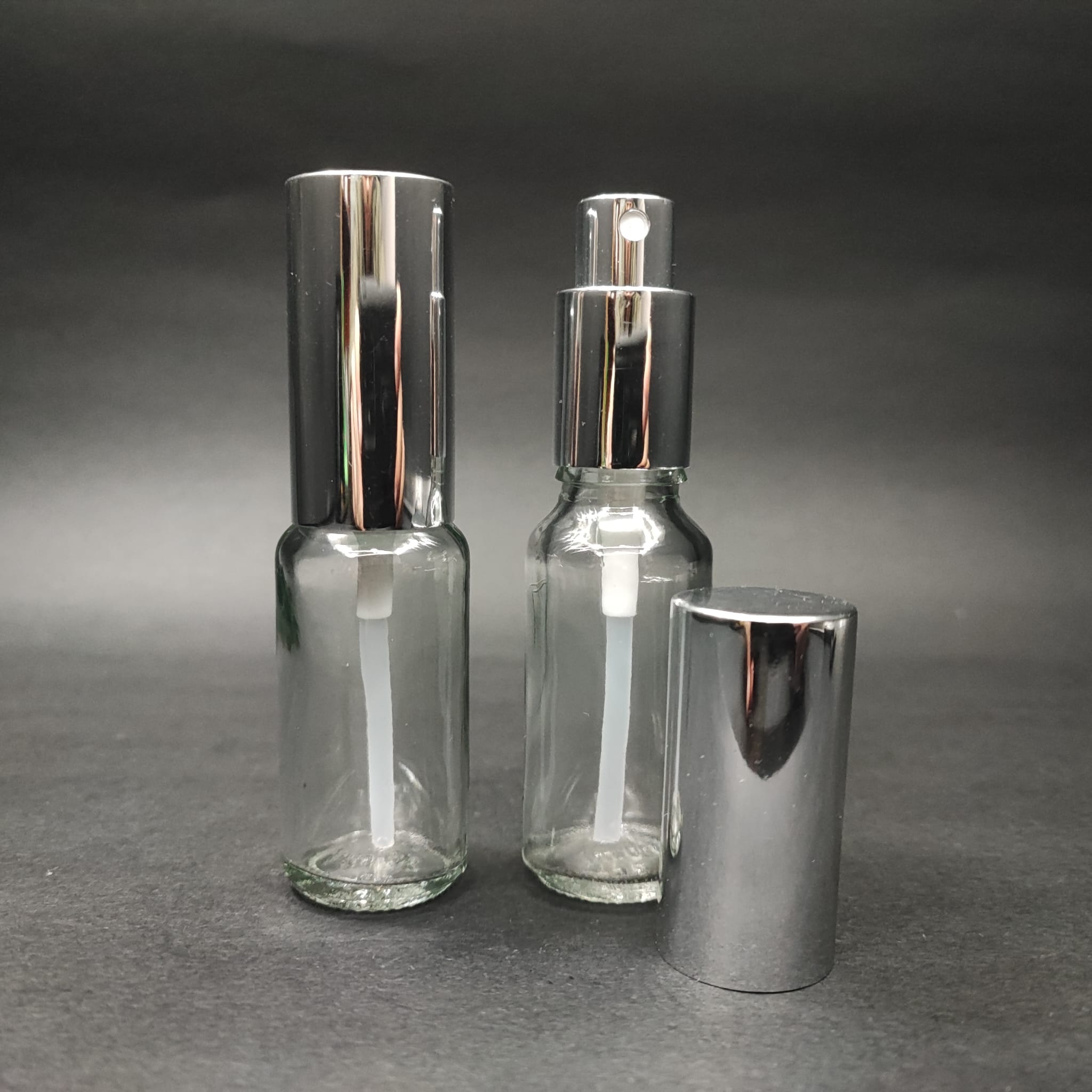 20 ML ЛУКСОЗНИ БУТИЛКИ ЗА ПАРФЮМ С ВИНТОВА ВЕНТИЛА - 20 CC ПРОЗРАЧНА СТЪКЛЕНА БУТИЛКА - КОМПЛЕКТ СЪС СРЕБРИСТА МЕТАЛНА КАПАЧКА ЗА СПРЕЙ.