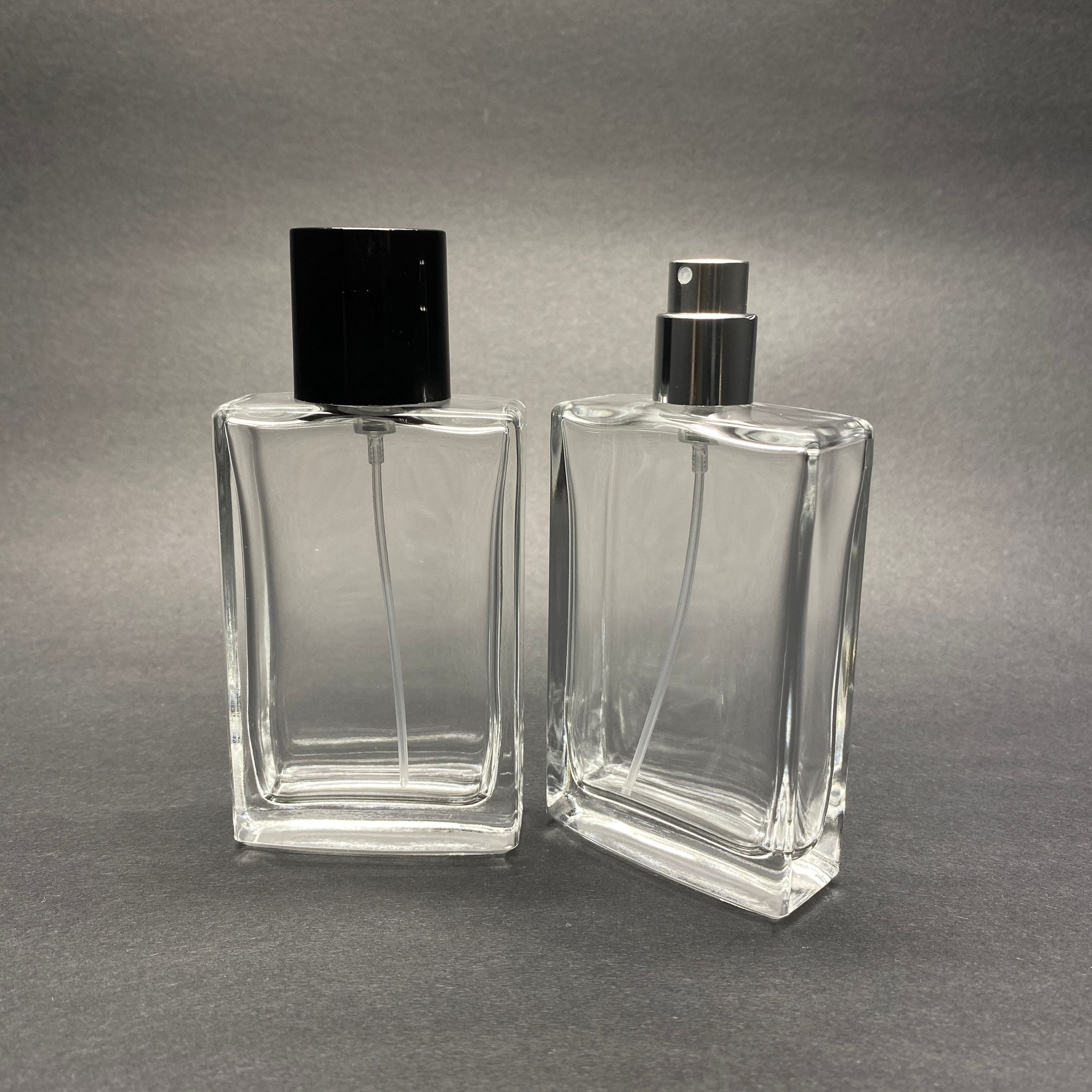 50 ML ПРАВОЪГЪЛНА БУТИЛКА ЗА ПАРФЮМ SOSSA - СРЕБРИСТ МЕТАЛЕН СПРЕЙ + ЧЕРНА КАПАЧКА (15 MM УСТИЕ, ЛЕСНО ЗАТВАРЯНЕ С Щракване)