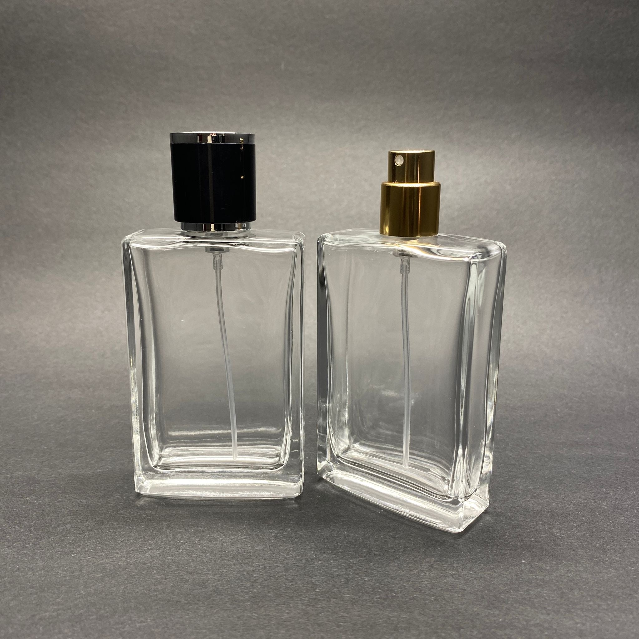 50 ML ПРАВОЪГЪЛНА БУТИЛКА ЗА ПАРФЮМ SOSSA - ЗЛАТЕН МЕТАЛЕН СПРЕЙ + СРЕБРИСТНО ЧЕРНА КАПАЧКА (15 MM УСТИЕ, ЛЕСНО ЗАТВАРЯНЕ С Щракване)