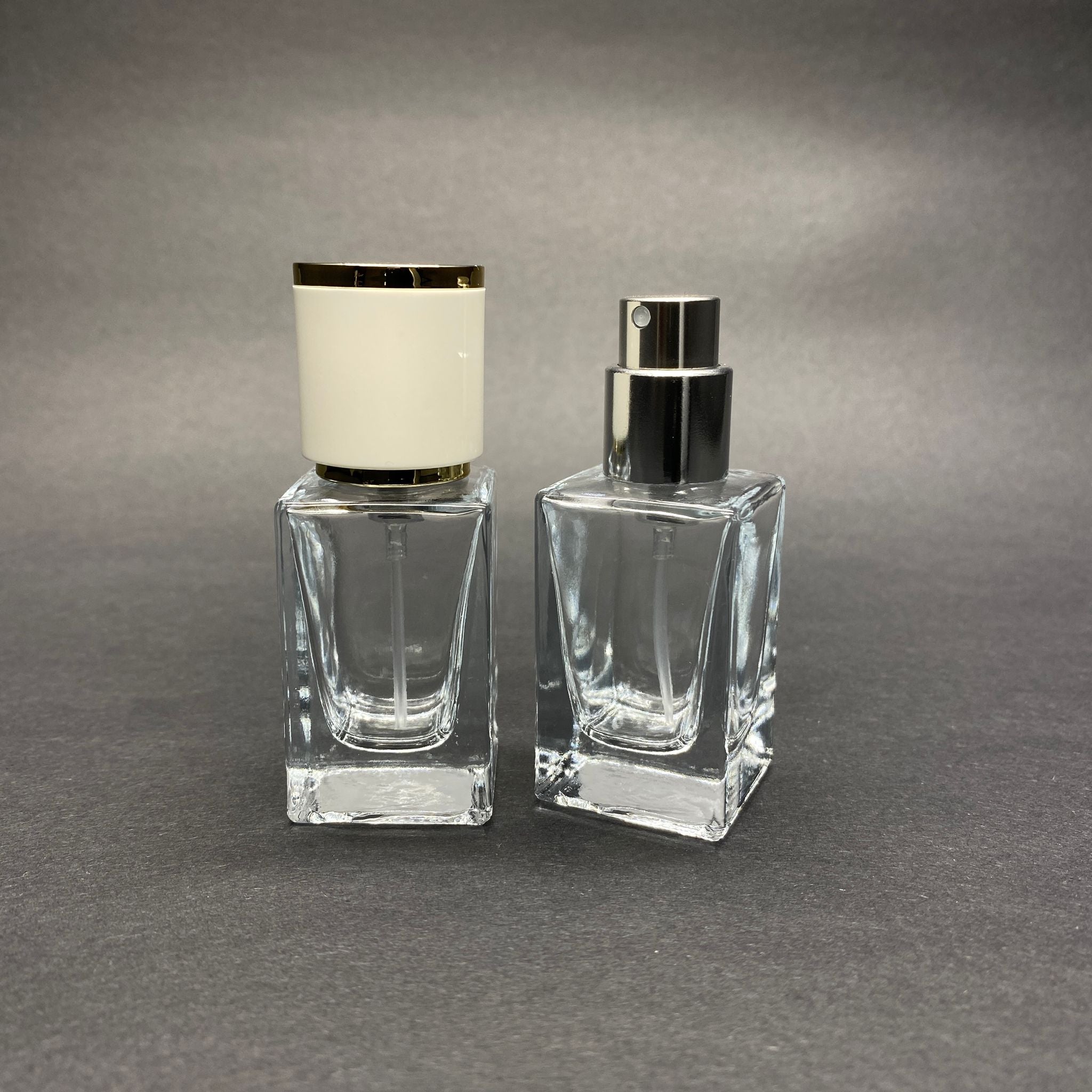 15 ML КВАДРАТЕН МОДЕЛ БЛУМ ПАРФЮМНА БУТИЛКА - СРЕБРИСТ МЕТАЛЕН СПРЕЙ + ЗЛАТНО БЯЛА КАПАЧКА (15 ММ УСТИЕ, ЛЕСНО ЗАТВАРЯНЕ С Щракване)