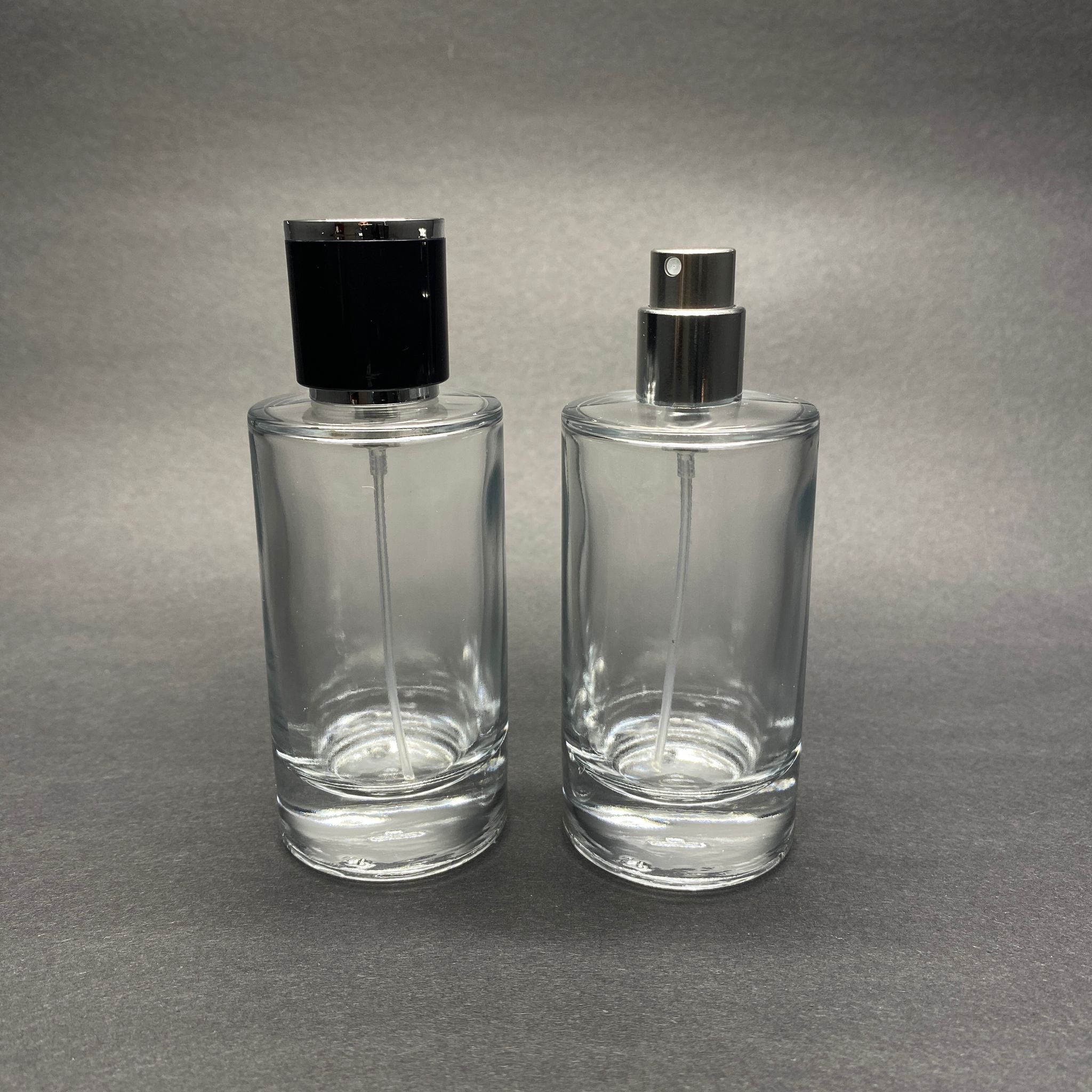 50 ML ЦИЛИНДРИЧЕН МОДЕЛ MARS ПАРФЮМНА БУТИЛКА - СРЕБРИСТ МЕТАЛЕН СПРЕЙ + СРЕБРИСТНО ЧЕРНА КАПАЧКА (15 MM УСТИЕ, ЛЕСНО ЗАТВАРЯНЕ С Щракване)