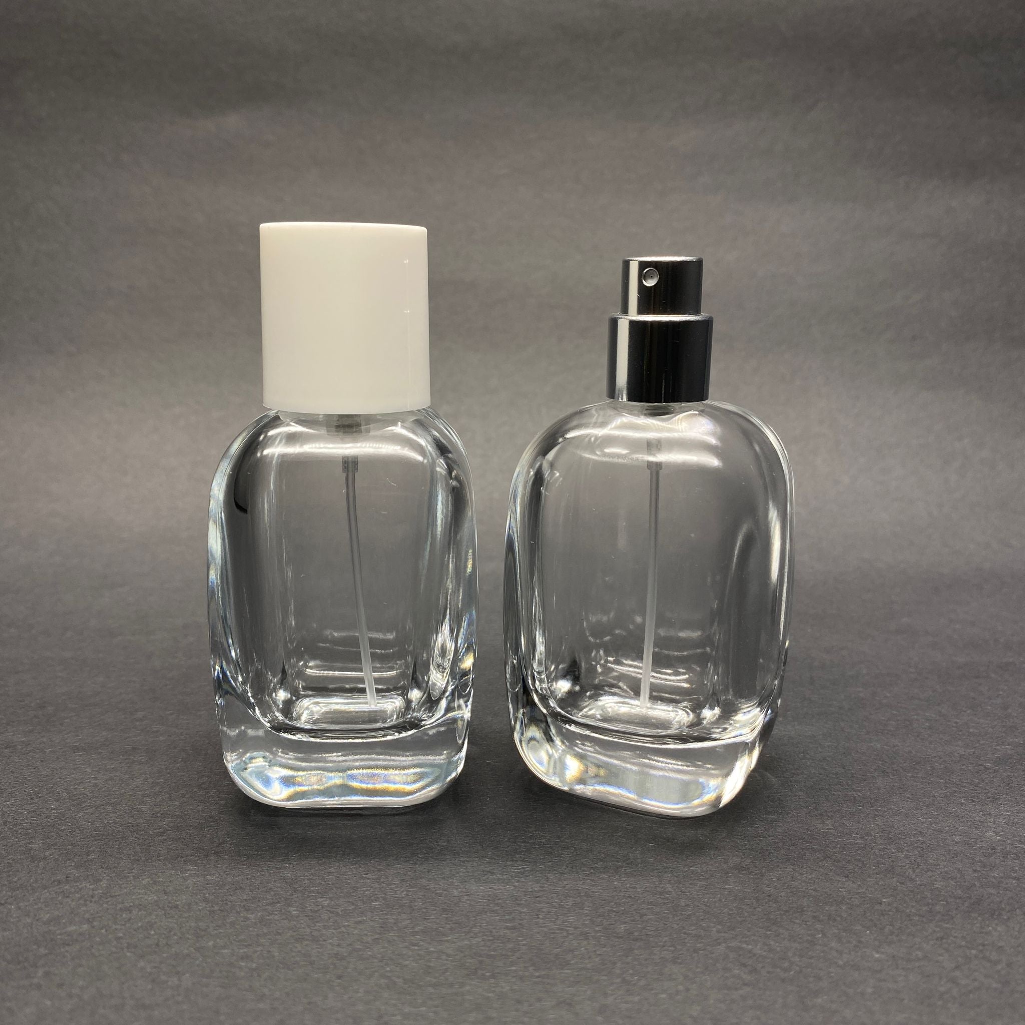 50 ML ОВАЛЕН КВАДРАТЕН МОДЕЛ СЪРЦЕВО ФЛАКОНО ЗА ПАРФЮМ - СРЕБРИСТ МЕТАЛЕН СПРЕЙ + БЯЛА КАПАЧКА (15 ММ УСТИЯ, ЛЕСНО ЗАТВАРЯНЕ С Щракване)