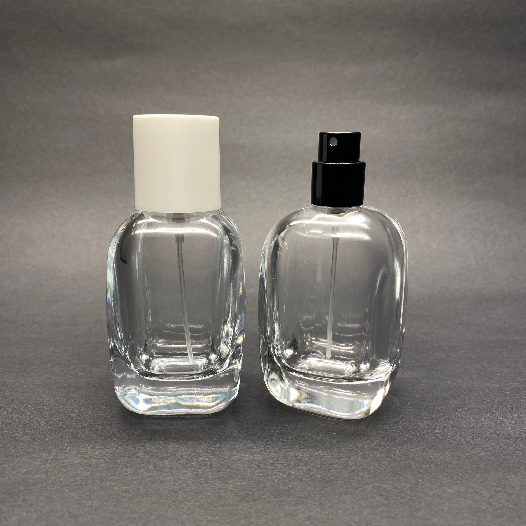 50 ML ОВАЛЕН КВАДРАТЕН МОДЕЛ СЪРЦЕВО ФЛАКОНО ЗА ПАРФЮМ - ЧЕРЕН МЕТАЛЕН СПРЕЙ + БЯЛА КАПАЧКА (15 MM УСТИЯ, ЛЕСНО ЗАТВАРЯНЕ С Щракване)
