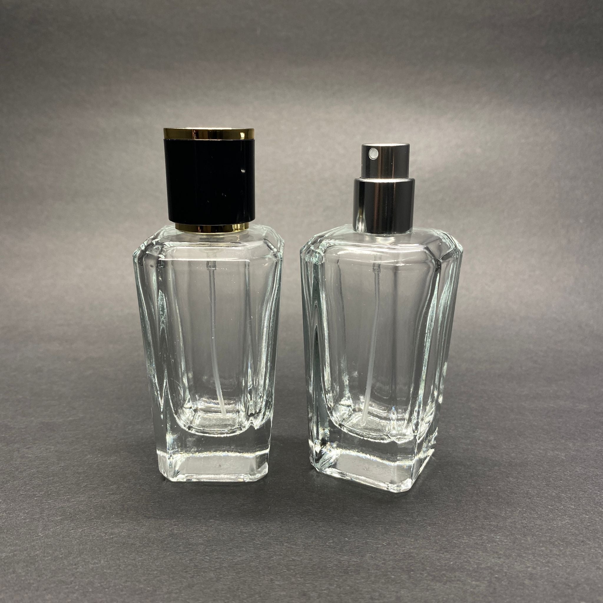 50 ML КВАДРАТЕН МОДЕЛ ЗА ПАРФЮМ MIRA - СРЕБРИСТ МЕТАЛЕН СПРЕЙ + ЗЛАТНО ЧЕРНА КАПАЧКА (15 MM УСТИЯ, ЛЕСНО ЗАТВАРЯНЕ С Щракване)