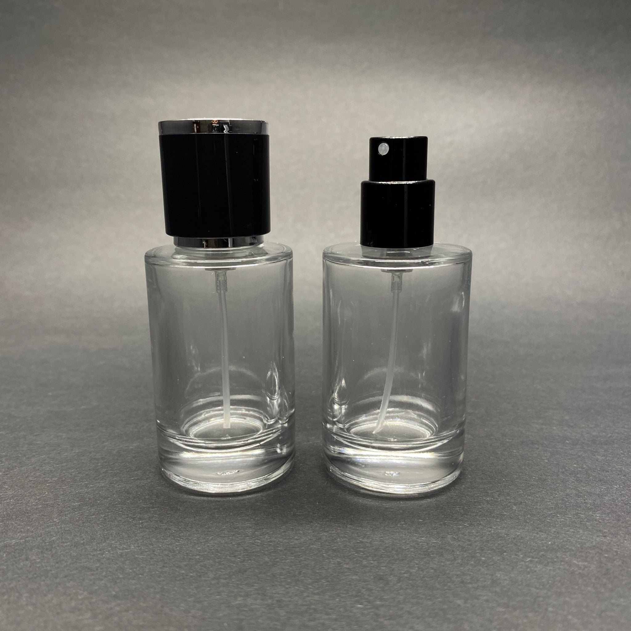 30 ML ЦИЛИНДРИЧЕН МОДЕЛ БУТИЛКА ЗА ПАРФЮМ SAVAGE - ЧЕРЕН МЕТАЛЕН СПРЕЙ + СРЕБРИСТНО ЧЕРНА КАПАЧКА (15 ММ УСТИЕ, ЛЕСНО ЗАТВАРЯНЕ С Щракване)