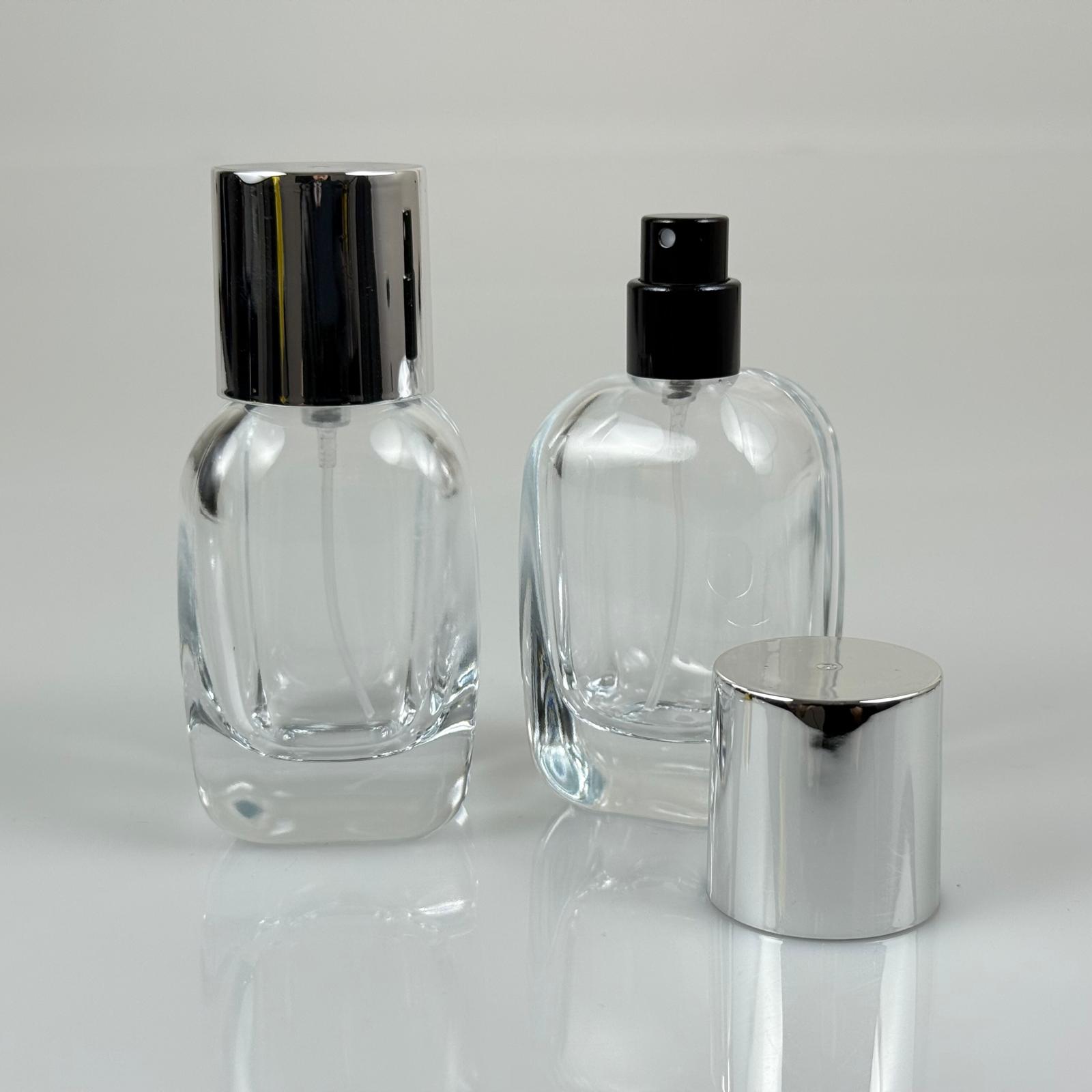 50 ML ЦИЛИНДРИЧЕН МОДЕЛ СЪРЦО ЗА ПАРФЮМ – ЧЕРЕН МЕТАЛЕН СПРЕЙ + СРЕБРИСТА ШИРОКА КАПАЧКА (15 MM УСТИЕ, ЛЕСНО ЗАТВАРЯНЕ С Щракване)