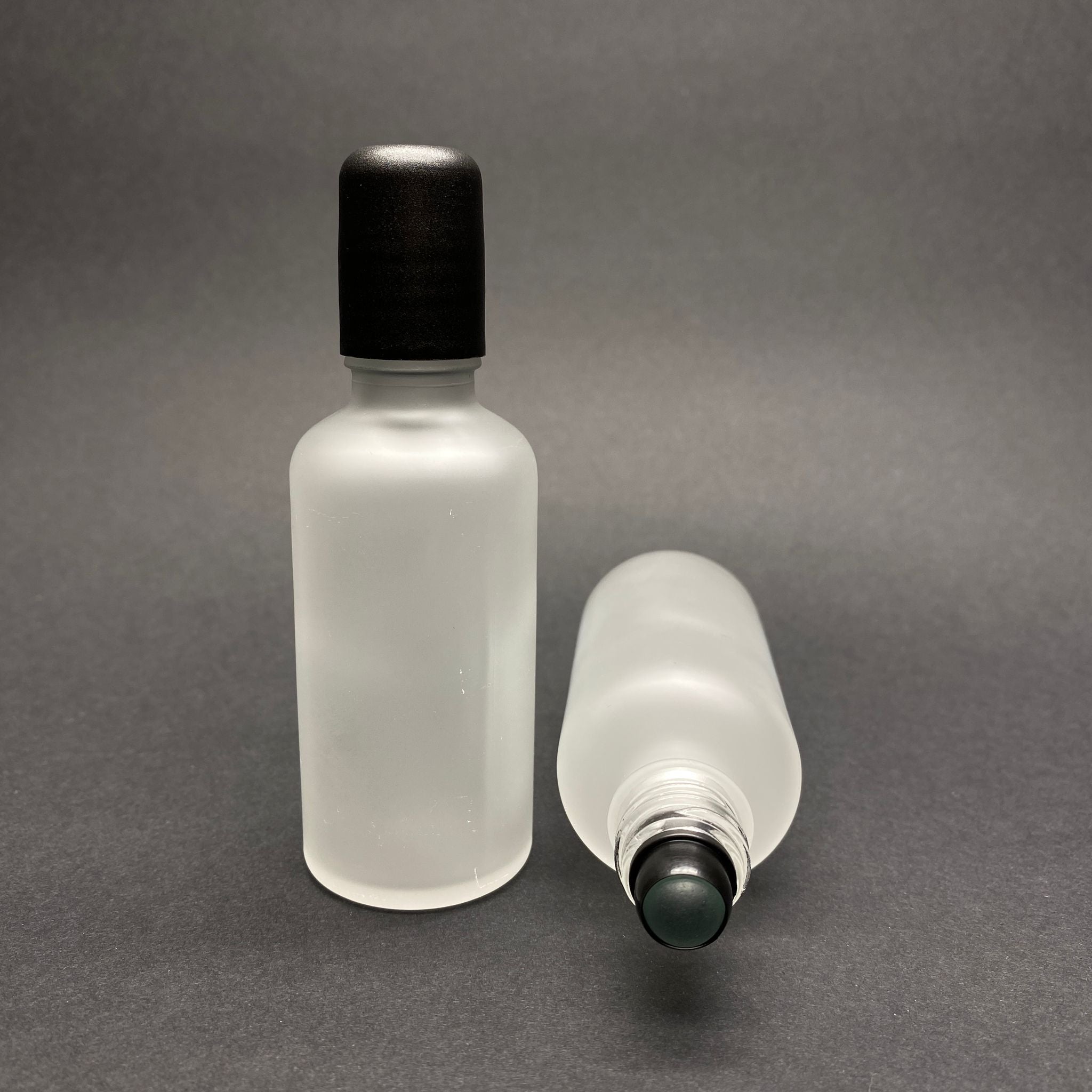 50 CC МАТИРАНА СТЪКЛЕНА РОЛ-ОН БУТИЛКА - С ЧЕРНА КАПАЧКА - 50 ML СТЪКЛЕНА БУТИЛКА С ТОПЧЕ - СТЪКЛЕНА РОЛ-ОН БУТИЛКА - СТЪКЛЕНА БУТИЛКА С ЕСЕНЦИЯ