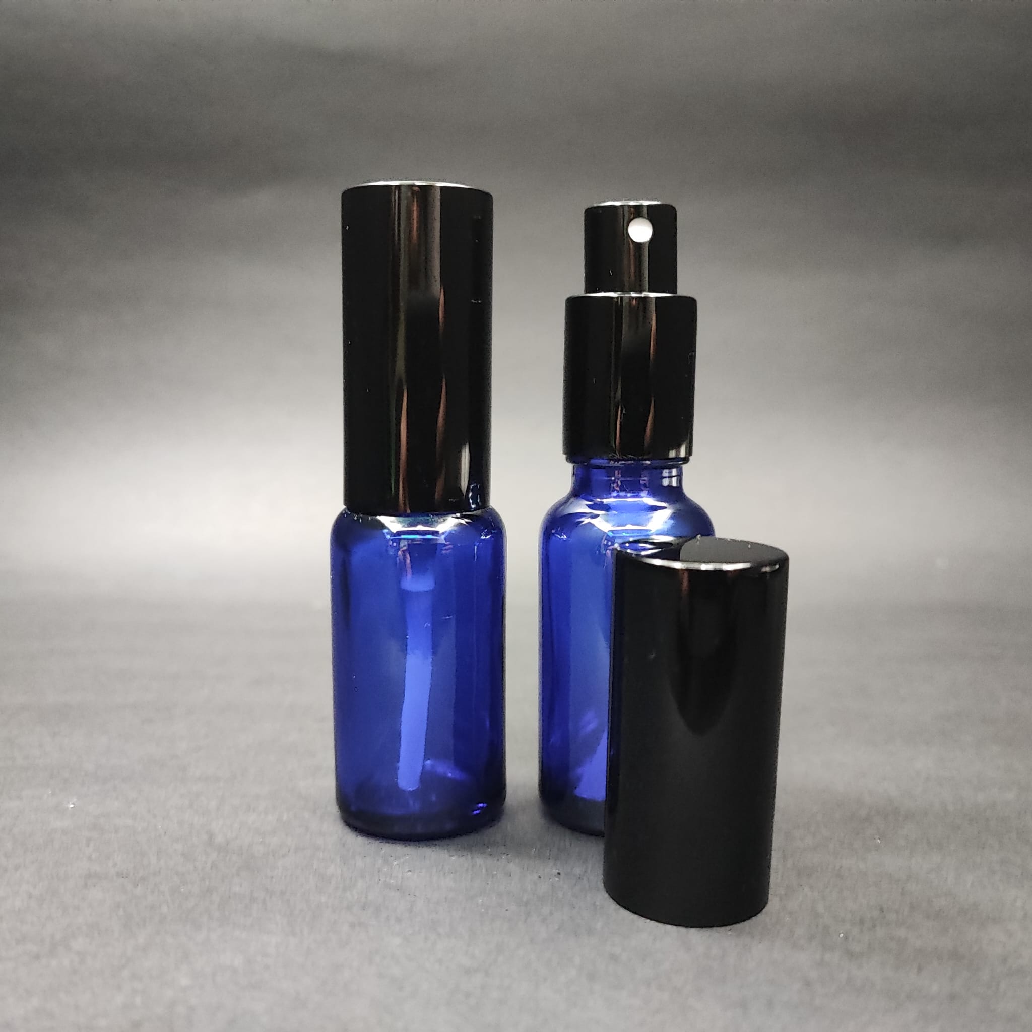 20 ML ЛУКСОЗНИ БУТИЛКИ ЗА ПАРФЮМ С ВИНТОВА ВЕНТИЛА - 20 CC СИНЯ СТЪКЛЕНА БУТИЛКА - КОМПЛЕКТ С ЧЕРНА МЕТАЛНА КАПАЧКА ЗА ПРЕЙ.