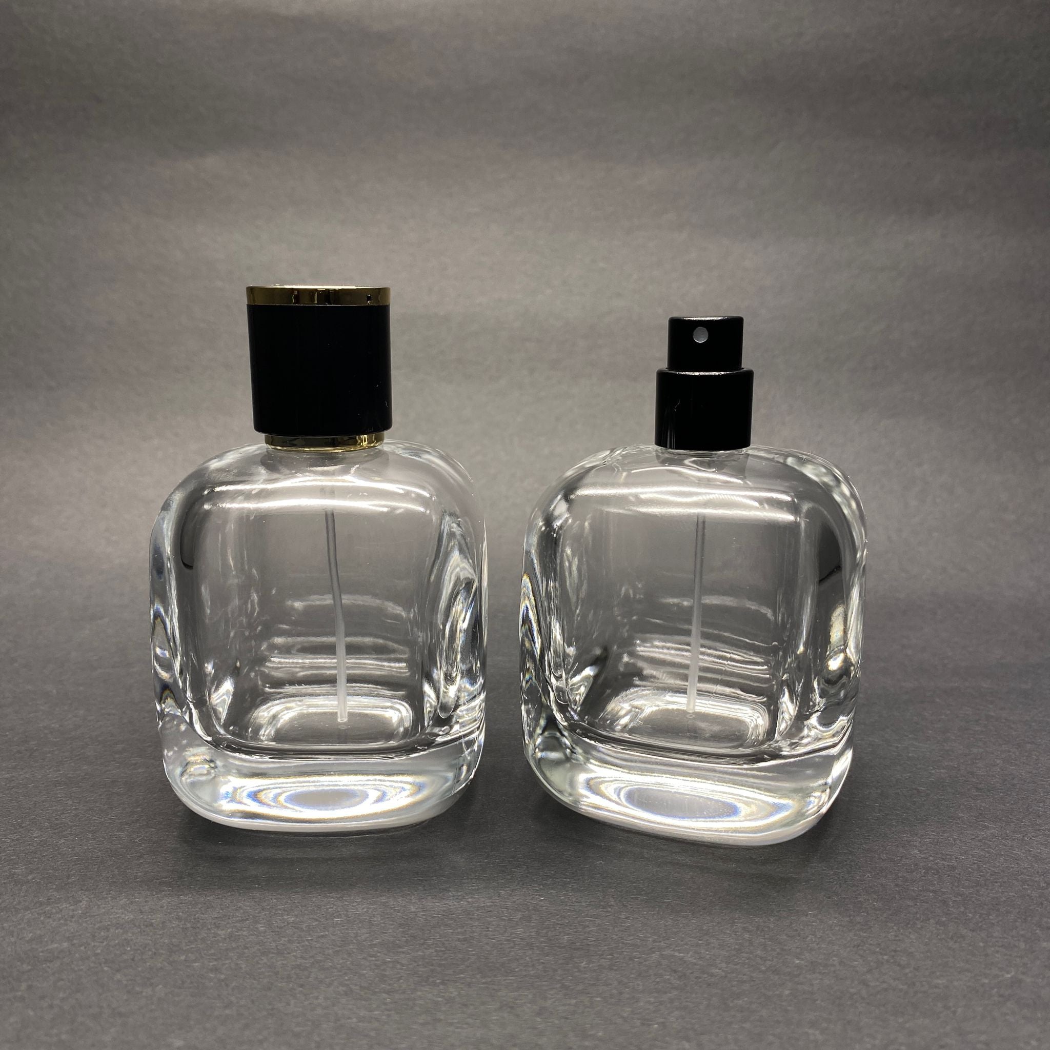 100 ML ОВАЛЕН КВАДРАТЕН МОДЕЛ СЪРЦЕВО ФЛАКОНО ЗА ПАРФЮМ - ЧЕРЕН МЕТАЛЕН СПРЕЙ + ЗЛАТНО ЧЕРНА КАПАЧКА (15 ММ УСТИЯ, ЛЕСНО ЗАТВАРЯНЕ С Щракване)