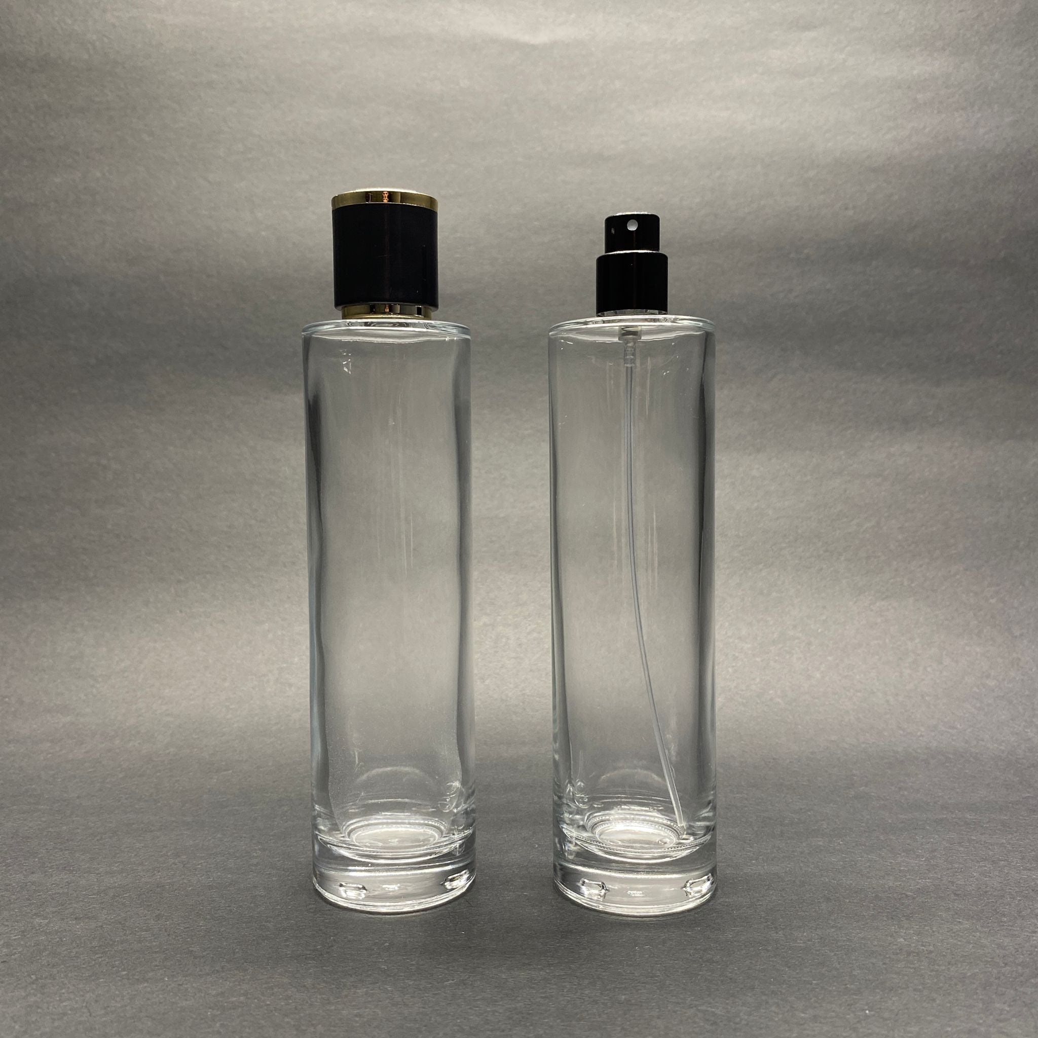 100 ML ЦИЛИНДРИЧЕН МОДЕЛ ДЪЛГА ПЕЛЕНА БУТИЛКА ЗА ПАРФЮМ - ЧЕРЕН МЕТАЛЕН СПРЕЙ + ЗЛАТНО ЧЕРНА КАПАЧКА (15 ММ УСТИЕ, ЛЕСНО ЗАТВАРЯНЕ С Щракване)