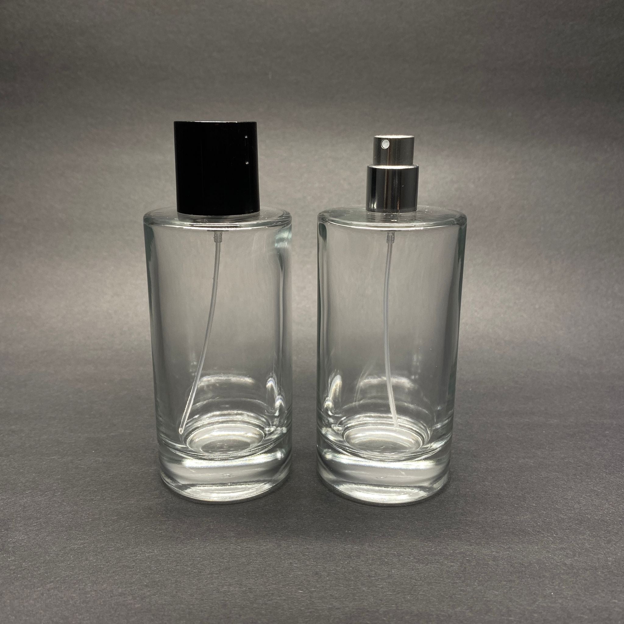 100 ML ЦИЛИНДРИЧЕН МОДЕЛ БУТИЛКА ЗА ПАРФЮМ SAVAGE - СРЕБРИСТ МЕТАЛЕН СПРЕЙ + ЧЕРНА КАПАЧКА (15 ММ УСТИЕ, ЛЕСНО ЗАТВАРЯНЕ С Щракване)