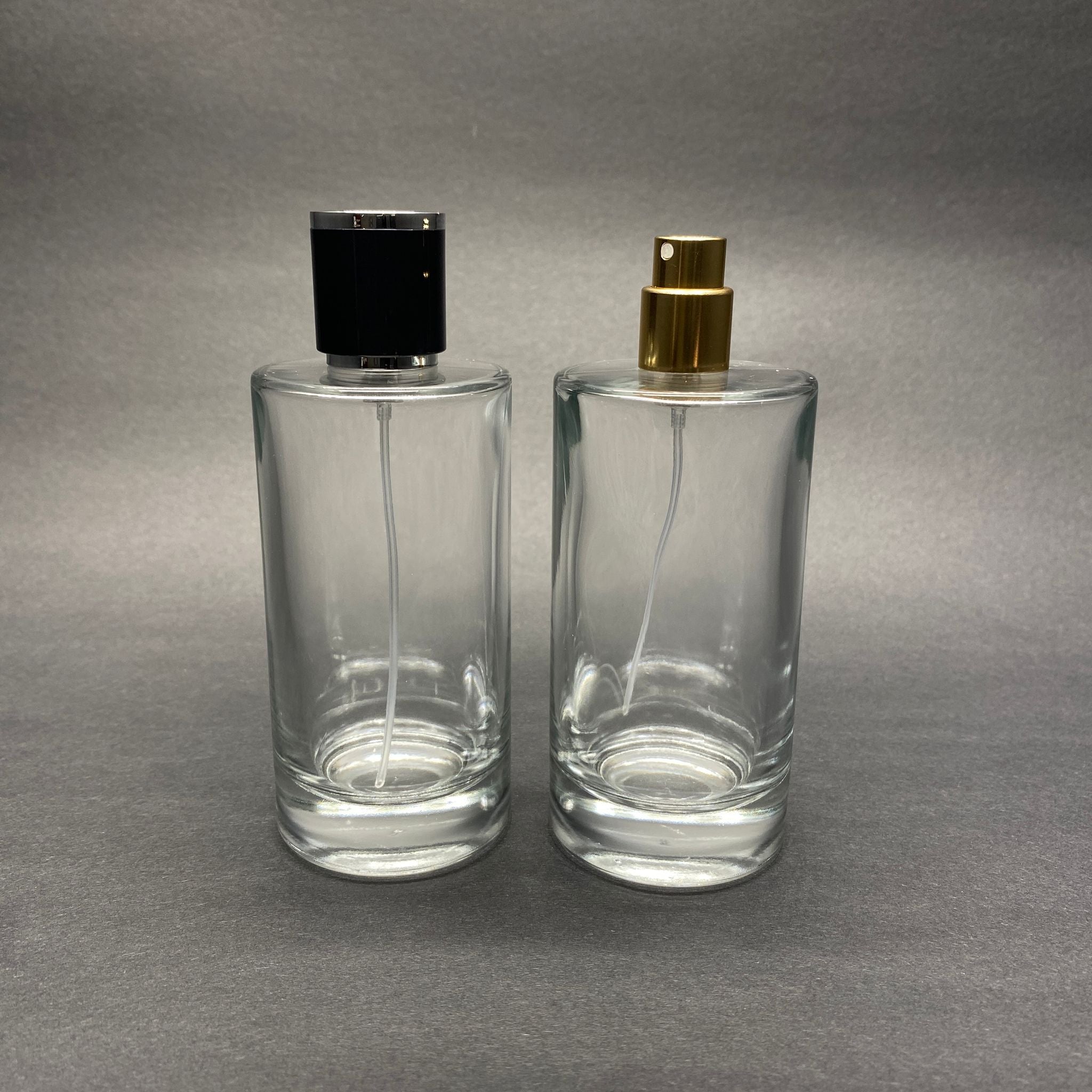 100 ML ЦИЛИНДРИЧЕН МОДЕЛ БУТИЛКА ЗА ПАРФЮМ SAVAGE - ЗЛАТЕН МЕТАЛЕН СПРЕЙ + СРЕБРИСТНО ЧЕРНА КАПАЧКА (15 ММ УСТИЕ, ЛЕСНО ЗАТВАРЯНЕ С Щракване)
