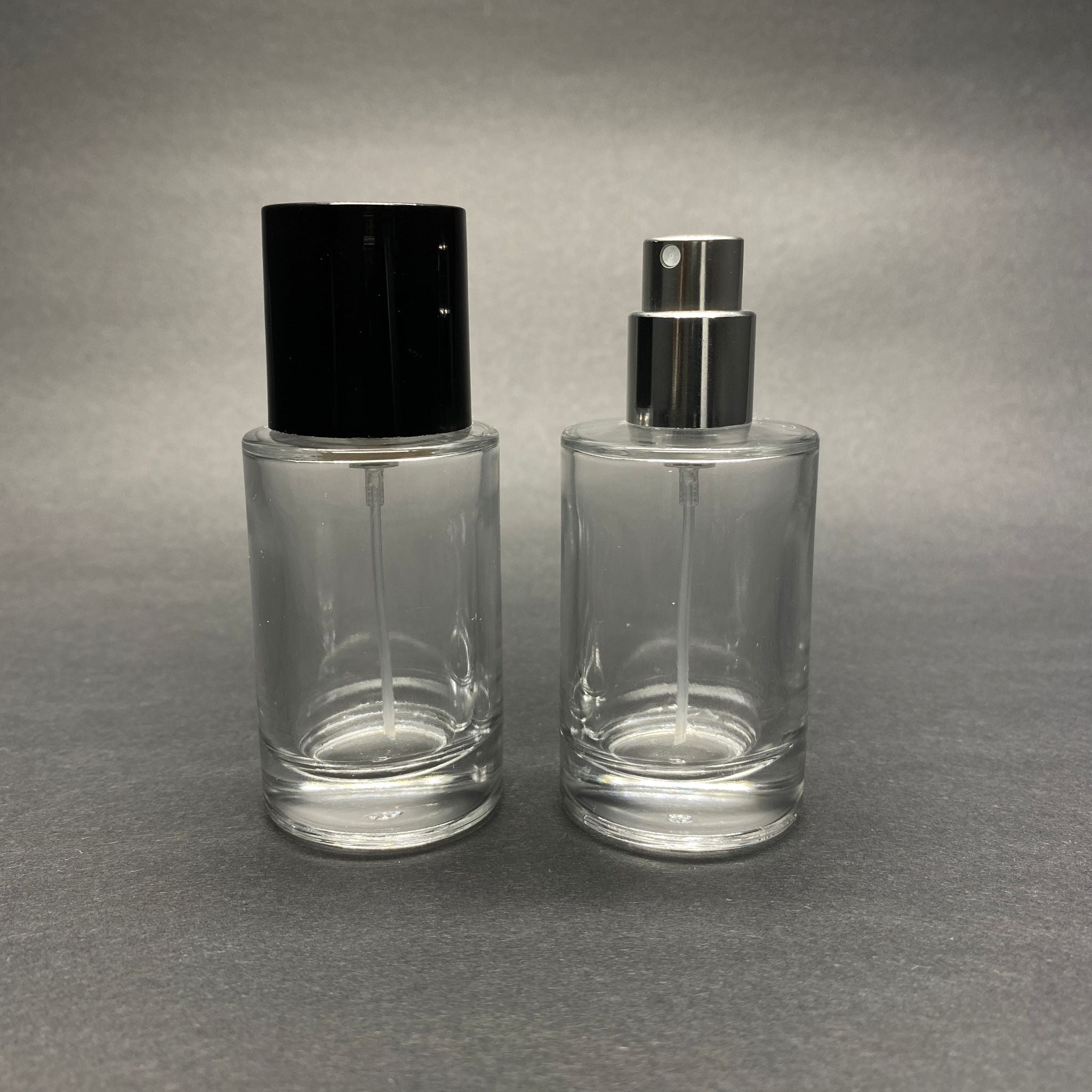 30 ML ЦИЛИНДРИЧЕН МОДЕЛ БУТИЛКА ЗА ПАРФЮМ SAVAGE - СРЕБРИСТ МЕТАЛЕН СПРЕЙ + ЧЕРНА КАПАЧКА (15 ММ УСТИЕ, ЛЕСНО ЗАТВАРЯНЕ С Щракване)