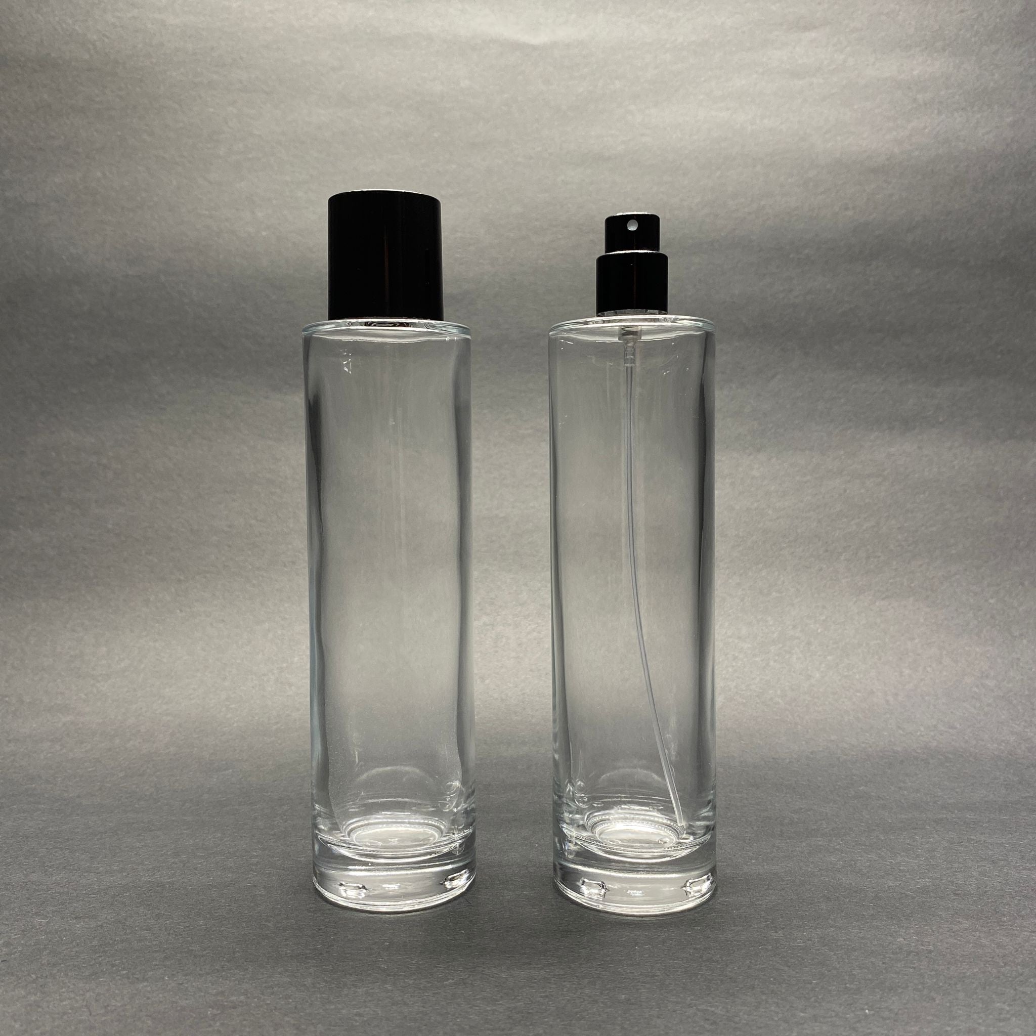 100 ML ЦИЛИНДРИЧЕН МОДЕЛ ДЪЛГА ПЕЛЕНА БУТИЛКА ЗА ПАРФЮМ - ЧЕРЕН МЕТАЛЕН СПРЕЙ + ЧЕРНА КАПАЧКА (15 ММ УСТИЕ, ЛЕСНО ЗАТВАРЯНЕ С Щракване)