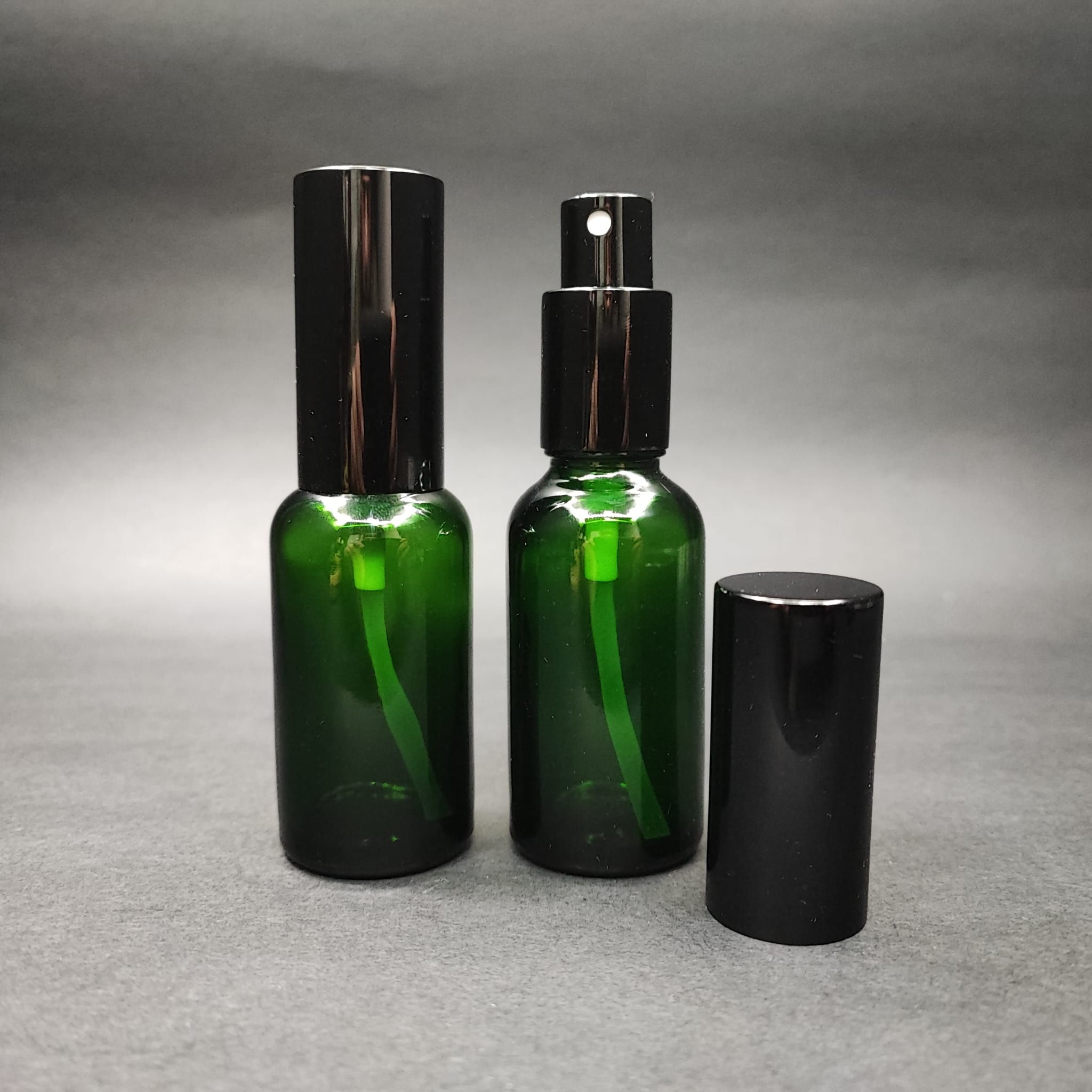 30 ML ЛУКСОЗНИ БУТИЛКИ ЗА ПАРФЮМ С ВИНТОВА ВЕНТИЛА - 30 CC ЗЕЛЕНА СТЪКЛЕНА БУТИЛКА - КОМПЛЕКТ С ЧЕРНА МЕТАЛНА КАПАЧКА ЗА СПРЕЙ.