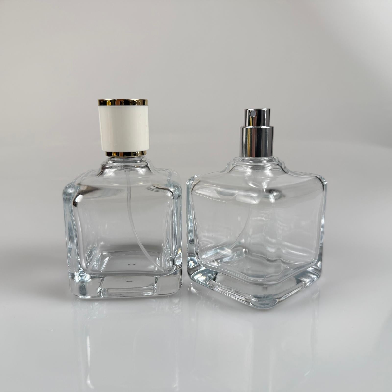 100 ML КВАДРАТЕН МОДЕЛ LURA БУТИЛКА ЗА ПАРФЮМ - СРЕБРИСТ МЕТАЛЕН СПРЕЙ + ЗЛАТНО БЯЛА КАПАЧКА (15 ММ УСТИЕ, ЛЕСНО ЗАТВАРЯНЕ С Щракване)
