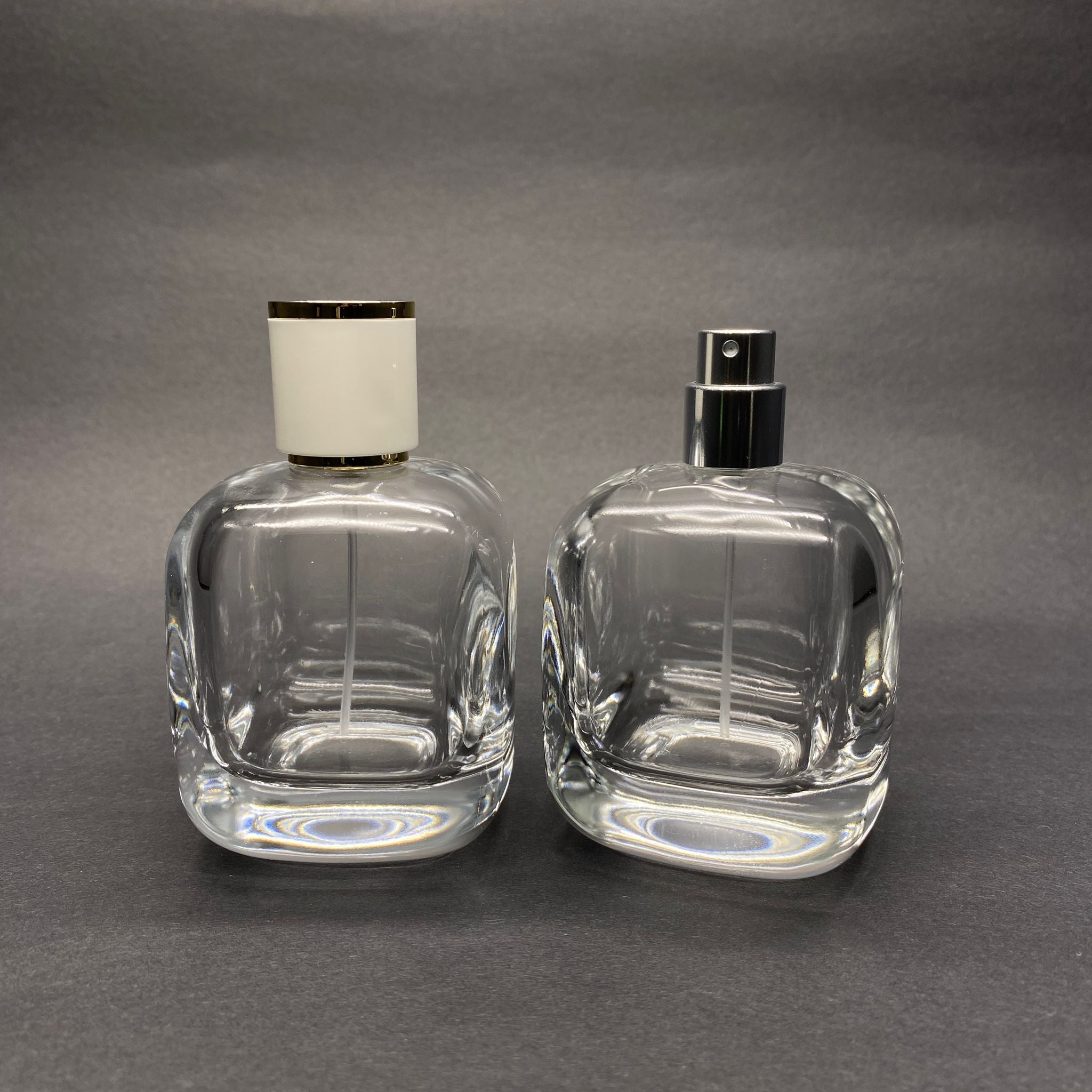 100 ML ОВАЛЕН КВАДРАТЕН МОДЕЛ СЪРЦЕВО ФЛАКОНО ЗА ПАРФЮМ - СРЕБРИСТ МЕТАЛЕН СПРЕЙ + ЗЛАТНО БЯЛА КАПАЧКА (15 ММ УСТИЯ, ЛЕСНО ЗАТВАРЯНЕ С Щракване)