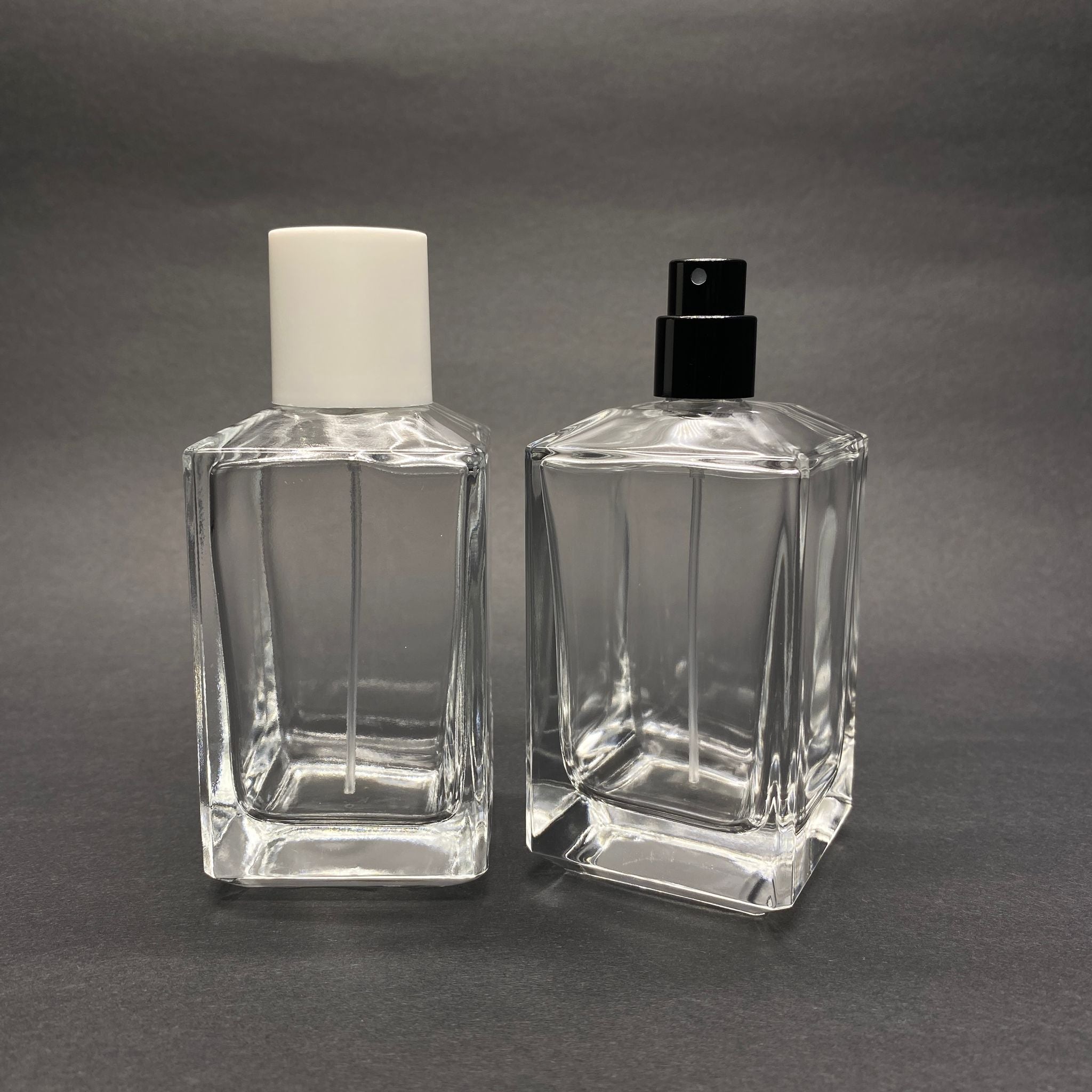 100 ML КОНИЧНА БУТИЛКА ЗА ПАРФЮМ С КОНИЧНА ПРИЗМА - ЧЕРЕН МЕТАЛЕН СПРЕЙ + БЯЛА КАПАЧКА (15 MM УСТИЯ, ЛЕСНО ЗАТВАРЯНЕ)